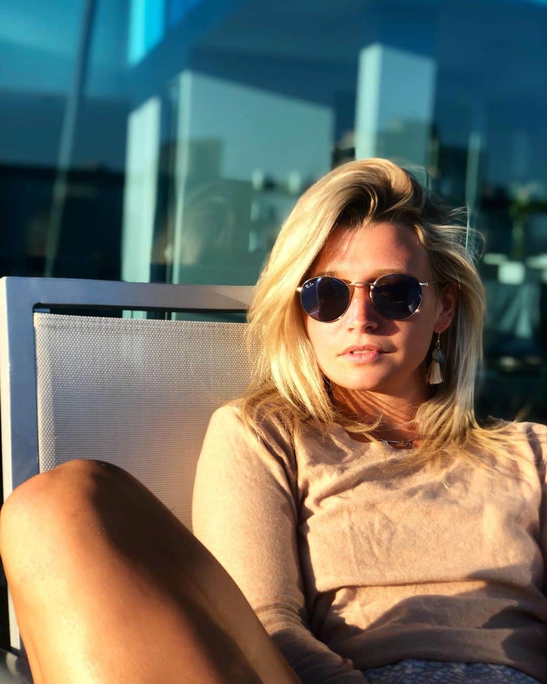 カーステン・ムーア＝タワーズのインスタグラム：「Stay close to people who feel like sunshine ☀️ (and people who catch that good lighting 😜)」