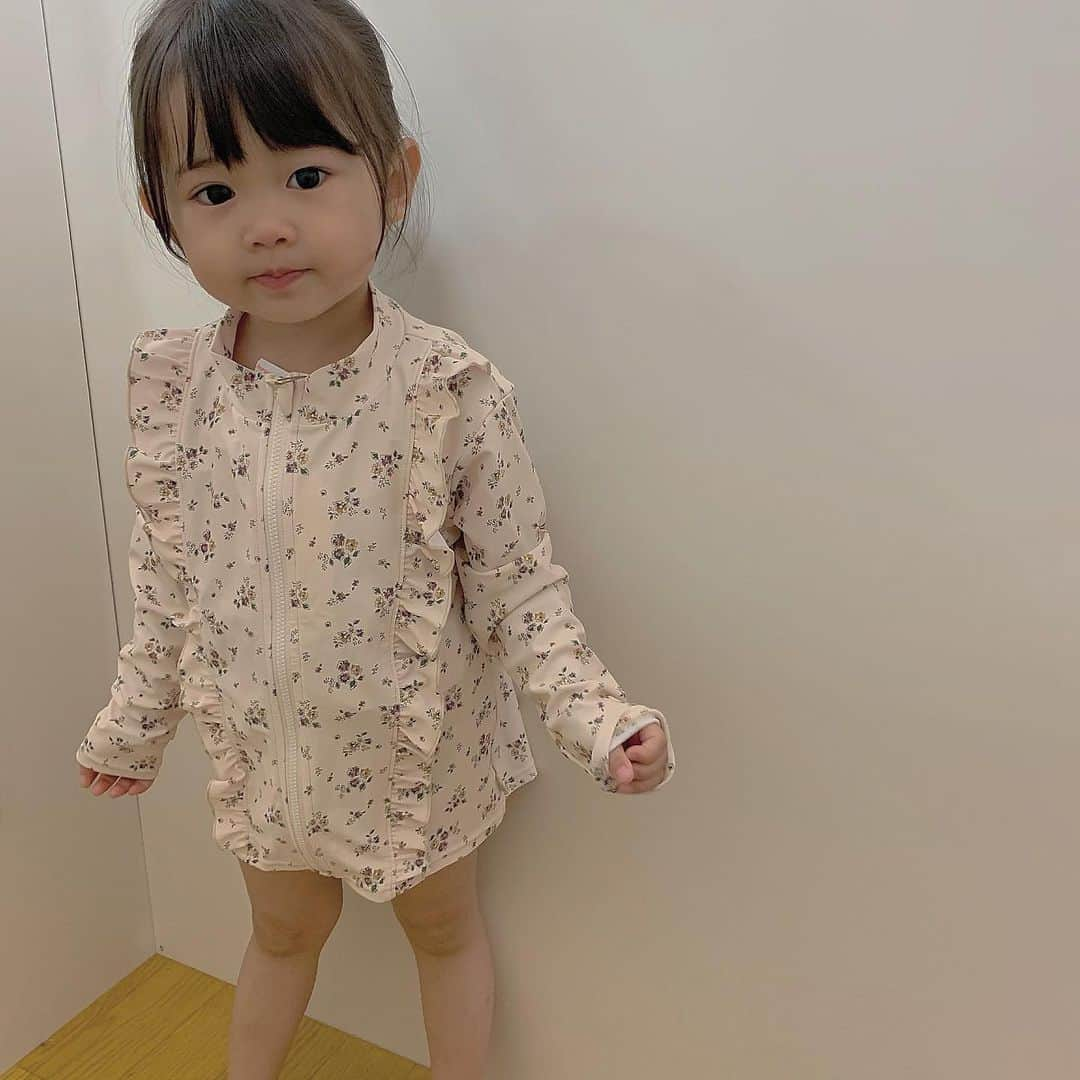 kaorinさんのインスタグラム写真 - (kaorinInstagram)「ストーリーに載せましたが、末っ子のラッシュガードを買いました♡ ・ @grbirthday @tetea_tete のです♡ ・ 花柄もフリルになってるところもすごい可愛い♡ ・ その上プチプラ♡ ・ ほんとはこの柄の水着が欲しかったけどもう売り切れでした💦 ・ なので水着はチェック柄の方を買いましたよ♡ ・ ・ #2歳#女の子#kids#girl#コーデ#キッズコーデ#kidscode#인스타키즈#육아스타그램#딸바보#fashion#キッズコーデ#キッズファッション#kidsfashion#ブランシェス#mamagirl#コドモノ#ママリ#コズレ#親バカ#親バカ部#親バカ部ig_kids#バースディ#テータテート#水着#ラッシュガード#キッズ水着#キッズラッシュガード」6月6日 23時37分 - kaorinnnhyrk