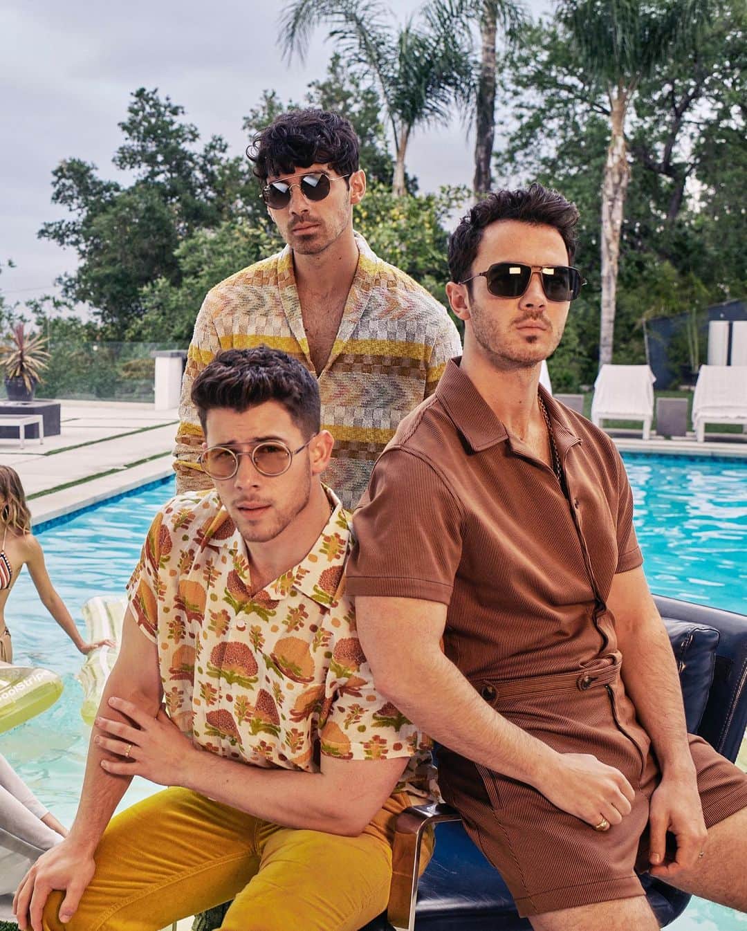 Just Jaredさんのインスタグラム写真 - (Just JaredInstagram)「The @jonasbrothers are on the cover of @harpersbazaarus’ digital issue! In the mag, @nickjonas, @joejonas, and @kevinjonas spoke about their breakup years ago. Tap this pic in the LINK IN BIO to see so much more.  #JonasBrothers Photos: @ericraydavidson」6月6日 23時38分 - justjared