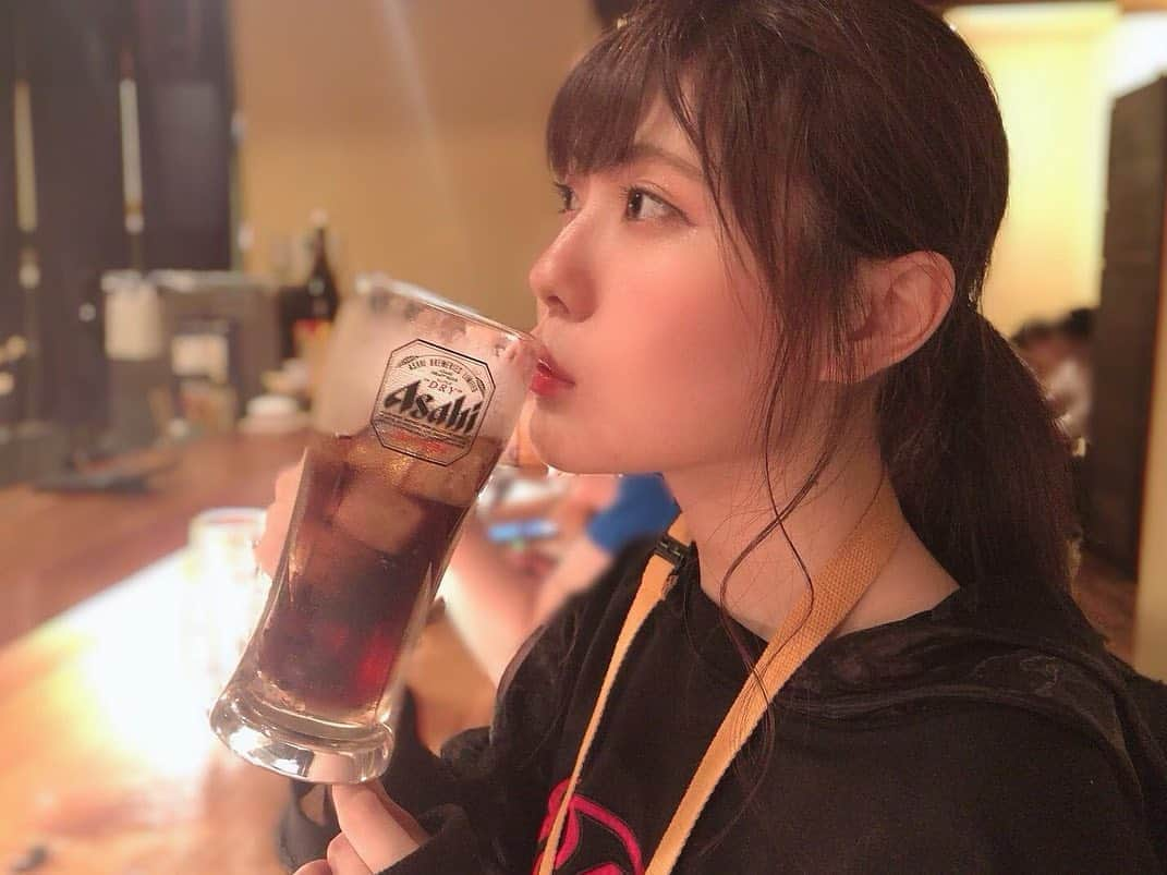 谷真理佳さんのインスタグラム写真 - (谷真理佳Instagram)「コーラ🥰 #お酒だと思って飲んでるけど実は中身ジュースのコーラ #ジュース頼んだらジョッキ出てきてびっくりした  #恐る恐る飲んでみたら  #ジュースのコーラだった  #飲める大人になりたい #いい女風にはたごんに撮ってもらいました #やば #Twitterで載せた写真載せますみません #instagood」6月6日 23時38分 - marika_tani