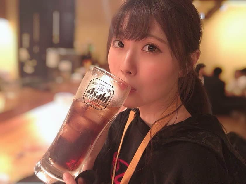 谷真理佳さんのインスタグラム写真 - (谷真理佳Instagram)「コーラ🥰 #お酒だと思って飲んでるけど実は中身ジュースのコーラ #ジュース頼んだらジョッキ出てきてびっくりした  #恐る恐る飲んでみたら  #ジュースのコーラだった  #飲める大人になりたい #いい女風にはたごんに撮ってもらいました #やば #Twitterで載せた写真載せますみません #instagood」6月6日 23時38分 - marika_tani