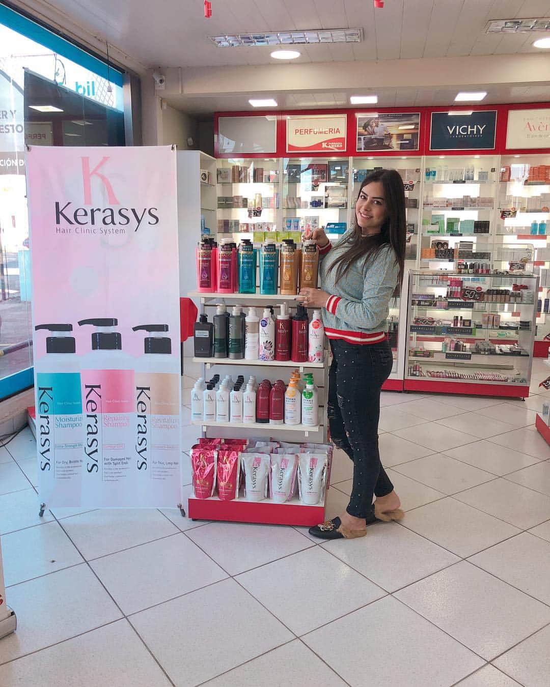 ラリッサ・リケルメさんのインスタグラム写真 - (ラリッサ・リケルメInstagram)「Muy buen día...! ☀️ Siempre me preguntan dónde pueden conseguir los productos de @kerasyspy aquí en @farmacia_kaneko pueden encontrar toda la línea de @kerasyspy」6月6日 23時38分 - larissariquelme