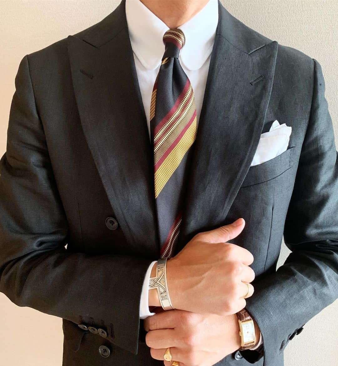 Shuhei Nishiguchiさんのインスタグラム写真 - (Shuhei NishiguchiInstagram)「"Summer Black" Black linen suit and Black based tie ・ ・ Tap for brands ・ #avino #hollidayandbrown #baudoinandlange #richardjames #savilerow #richardjamesjp #richardjamesofficial #instastyle #instafashion #picoftheday #bestoftheday #mensstreetstyle #follow #sartorial #dapper #trend #influence #bestoftheday #vintagestyle #vintagewear #spezzatura #outfitmen #リネンスーツ #リチャードジェームス #ラウンドカラー #ビンテージネクタイ」6月6日 23時41分 - shuhei_nishiguchi