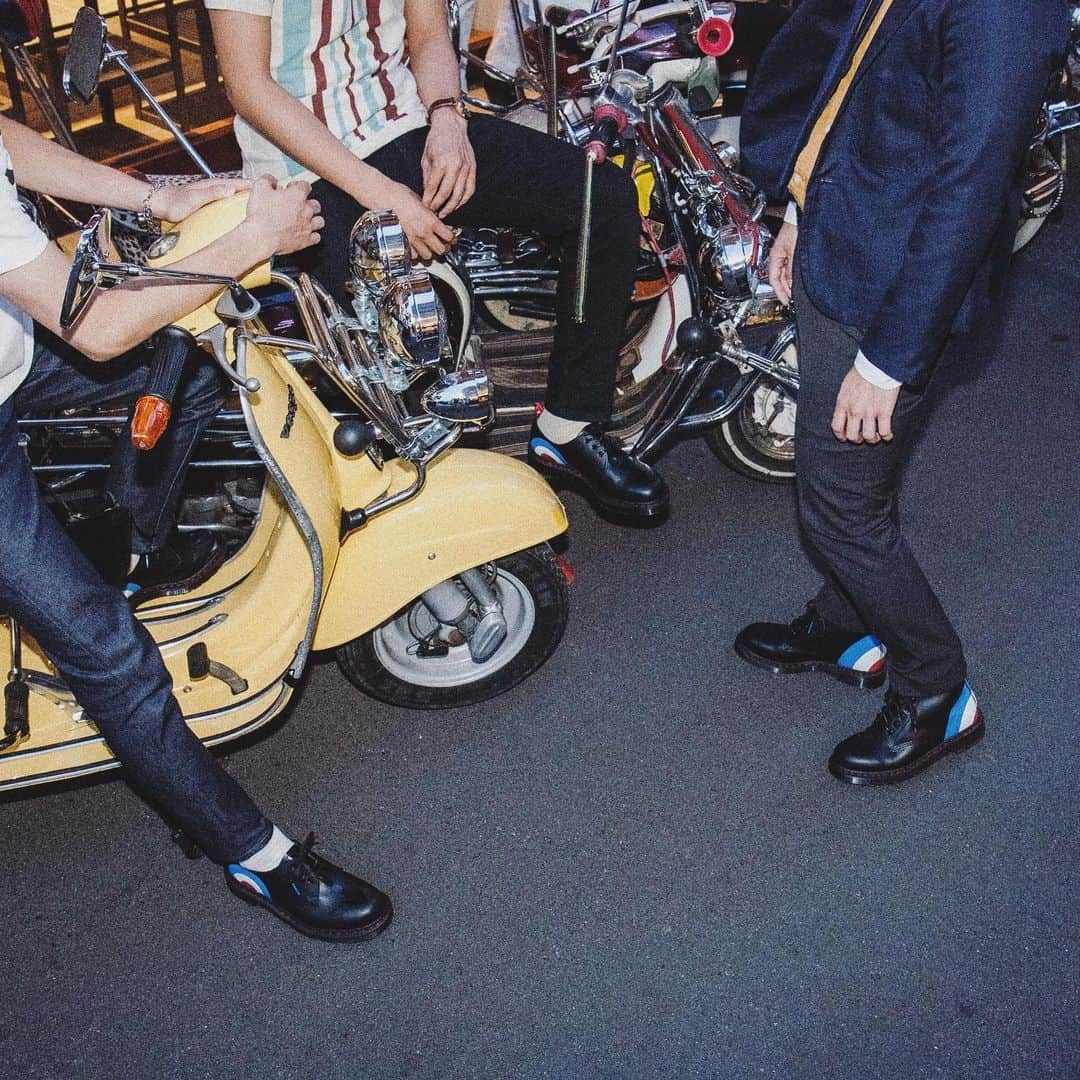 ドクターマーチンさんのインスタグラム写真 - (ドクターマーチンInstagram)「Dr.Martens X The Whoのコラボレーション。The Whoの象徴的な3色の「ターゲットマーク」があしらわれたコレクションピースは、スクーターに乗って、オーダーメイドのスーツを着て、海辺の町を巡るイギリスのモッズの美学を反映しています。  ユニセックスで展開中。限定商品なのでお見逃しなく。  #drmartens #drmartensstyle #ドクターマーチン #ドクターマーチンスタイル」6月7日 10時37分 - drmartens_japan