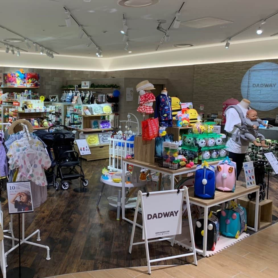 DADWAYさんのインスタグラム写真 - (DADWAYInstagram)「. ／ DADWAY札幌ステラプレイス店 本日オープン！ ＼ . 北日本初の新店舗「DADWAY札幌ステラプレイス店」が6月7日オープンしました！ J R札幌駅直結、エリア最大級のショッピングモール「札幌ステラプレイス」が、初めて展開するキッズ関連のエリアに出店します。 国内外の機能性に富む育児用品、人と子どもが一緒に楽しめるおもちゃを豊富にラインナップし、ファミリーのライフスタイルを豊かにするセレクトをお楽しみください！ オープン記念ラッキーパックを数量限定で販売します。 ぜひ遊びに来てくださいね♬ . DADWAY札幌ステラプレイス店 所在地：〒060-0005 札幌市中央区北5条西2-5 札幌ステラプレイス センター5F 電話番号：011-209-5575 営業時間：10:00〜21:00 . #dadway #ダッドウェイ #スキップホップ #エルゴベビー #エルゴ #ベビー用品 #ベビーグッズ #赤ちゃんのいる生活 #赤ちゃんとの暮らし #赤ちゃんのいる暮らし #ベビーライフ #子育て #子育て日記 #育児 #育児日記 #ママライフ #男の子ママ #女の子ママ #プレママ #プレママライフ #出産準備 #マタニティライフ #子どものいる生活 #知育玩具 #知育おもちゃ #札幌ステラプレイス #ステラプレイス #ラッキーパック」6月7日 10時32分 - dadway