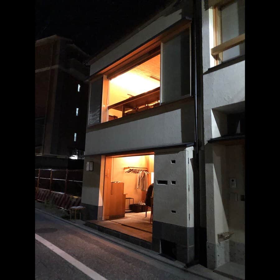 岡田育さんのインスタグラム写真 - (岡田育Instagram)「Japanese cuisine Tan, Kyoto. An early summer dinner invitation titled “Fireflies Night” at riverside terrace seats. Koimo(taro), Torigai (clam), Katsuo (bonito)  and Eel sushi. Seize the light and chill out in the darkness. . . 新幹線を飛ばして京都「丹」の蛍を見る夜へ。素敵なお店でした。 . . #京都 #kyoto #丹 #tankyoto #fireflies #earlysummer #japan #日本 #japanesecuisine #lightindarkness #nightbreeze #東山 #higashiyamakyoto」6月7日 10時34分 - okadaic