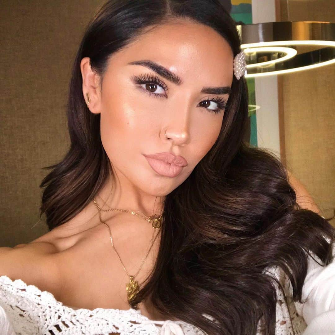 iluvsarahiiさんのインスタグラム写真 - (iluvsarahiiInstagram)「Resting vacation face will always be my favorite 😝 It’s so effortless but bomb!! Here’s a breakdown of this look! _______________________________________ @toofaced DAMM Girl Mascara (No falsies or Lash extensions)  @fentybeauty Private Island Bronzer @artistcouture Haute Damm Highlight  @makeupforeverus ultra HD Self -Setting concealer in shade 22  @lagirlcosmetics keep it Spicy Lip Pencil + @maybelline Beige babe lipstick  #iluvsarahii #tfdamngirl #toofacedpartner」6月7日 9時09分 - iluvsarahii