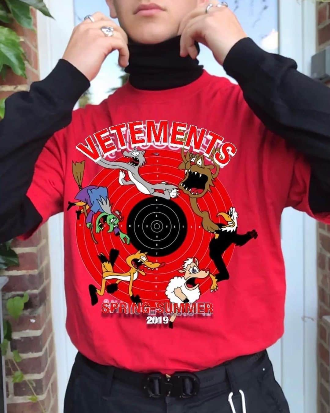 ヴェトモンさんのインスタグラム写真 - (ヴェトモンInstagram)「CARTOON T-SHIRT COMES TO LIFE WITH VETEMENTS AR APP - DOWNLOAD IN APPSTORE. T-SHIRT www.ssense.com @ssense PIC: @saint_loma」6月7日 9時02分 - vetements_official