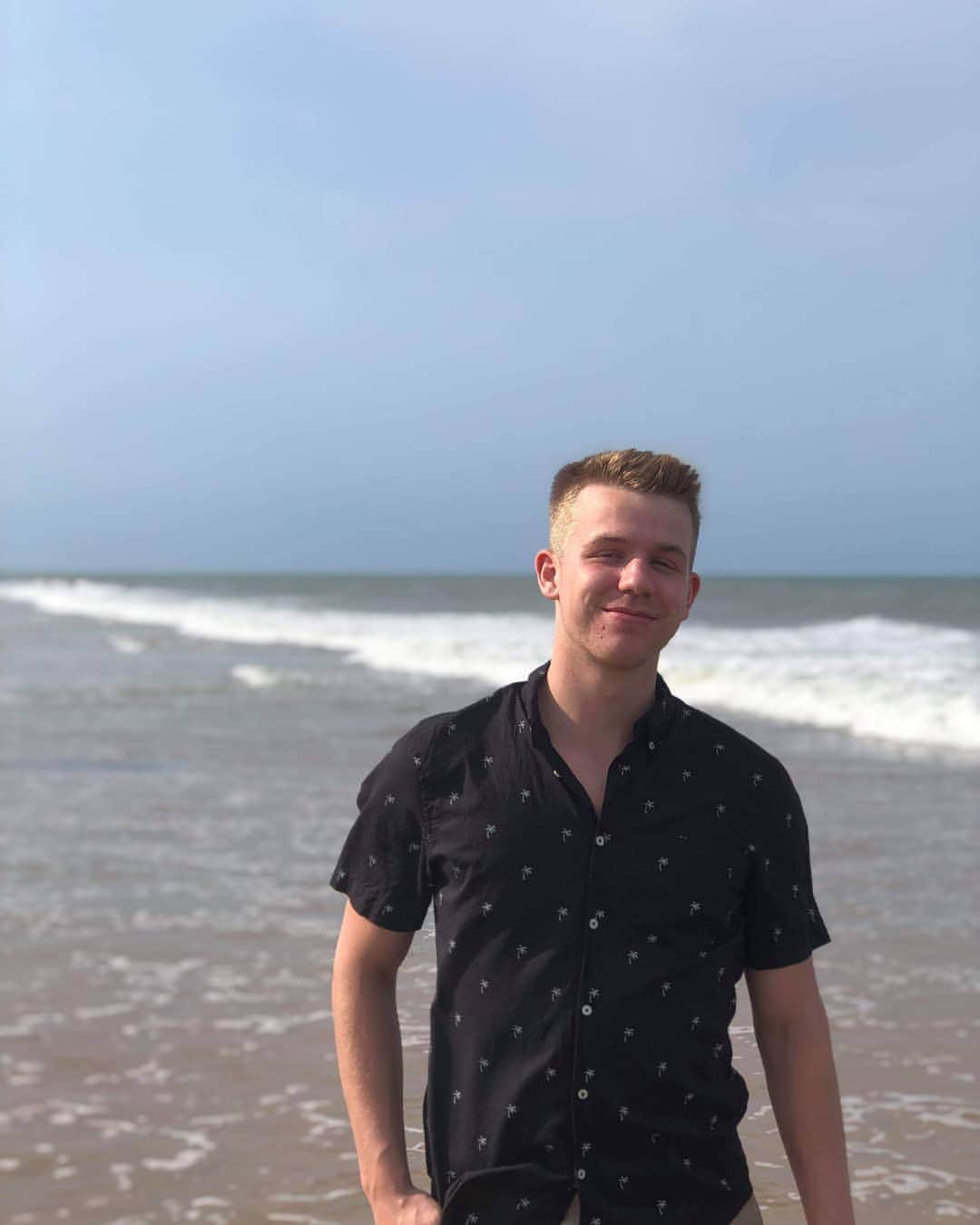 Mathieu Ostiguyのインスタグラム：「Le soleil dans face pis comme dirait ma mère : «Ta chemise est toute frippée!». . . . #sun #beach #tbt #soleildansface #chemisefrippée #désolémaman #isitfridayyet」