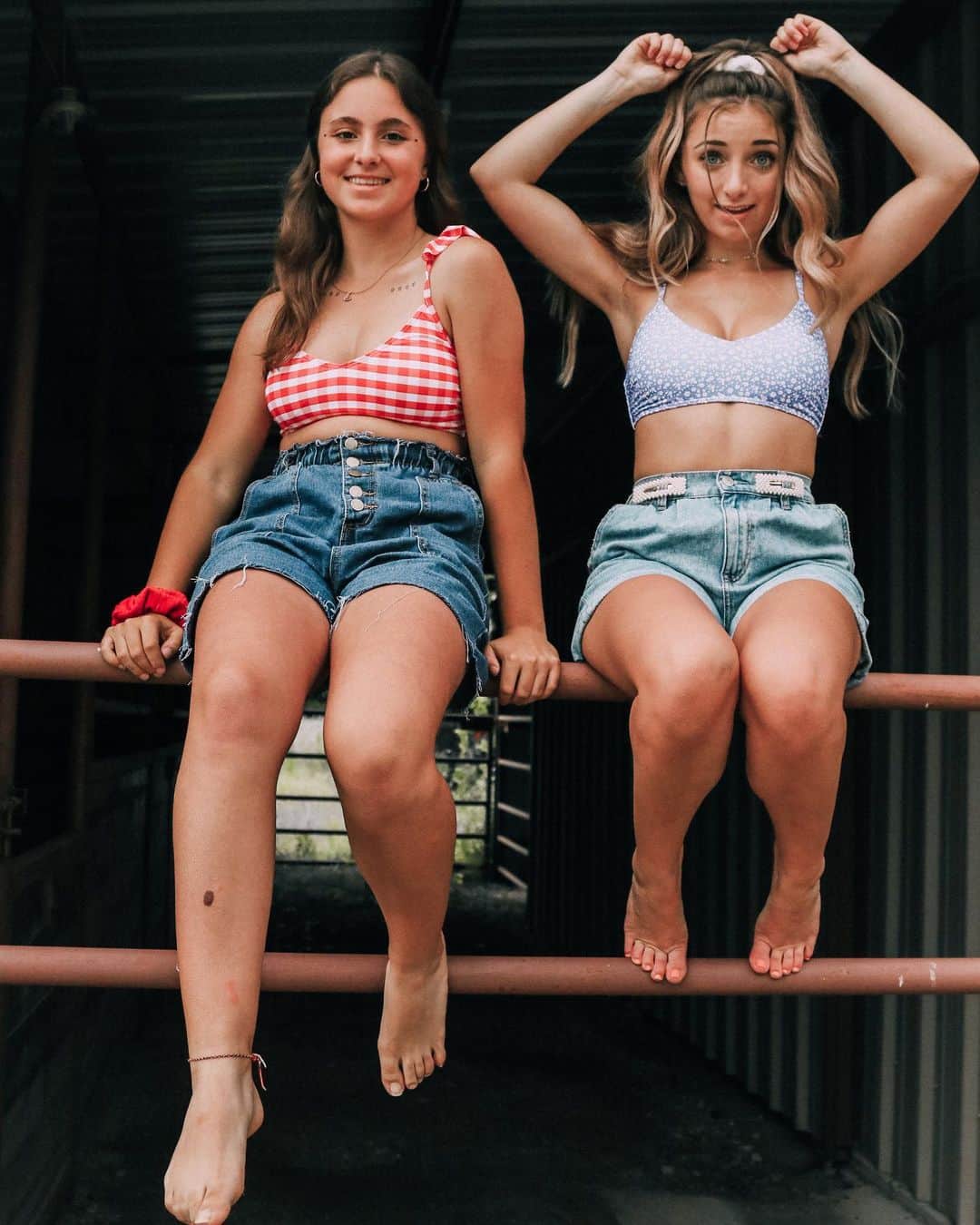Brooklyn and Baileyさんのインスタグラム写真 - (Brooklyn and BaileyInstagram)「*tries to look cute while balancing my butt on the fence*」6月7日 9時12分 - brooklynandbailey