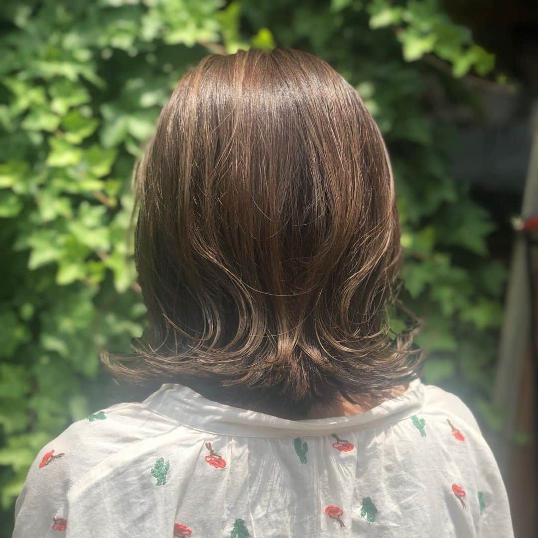 【北堀江・美容室 peaks hair】さんのインスタグラム写真 - (【北堀江・美容室 peaks hair】Instagram)「外ハネにするだけ♪  すぐ乾く♪  くくることも可能♪  スタイリスト須浪  #peakshair #ピークスヘアー#堀江#北堀江#美容室#Instagood#Instahair#hairstyle#Instafashion#イルミナカラー#小顔#美意識#おしゃれな人と繋がりたい#おしゃれ#お洒落#ヘアアレンジ#ヘアスタイル」6月7日 9時14分 - peakshair