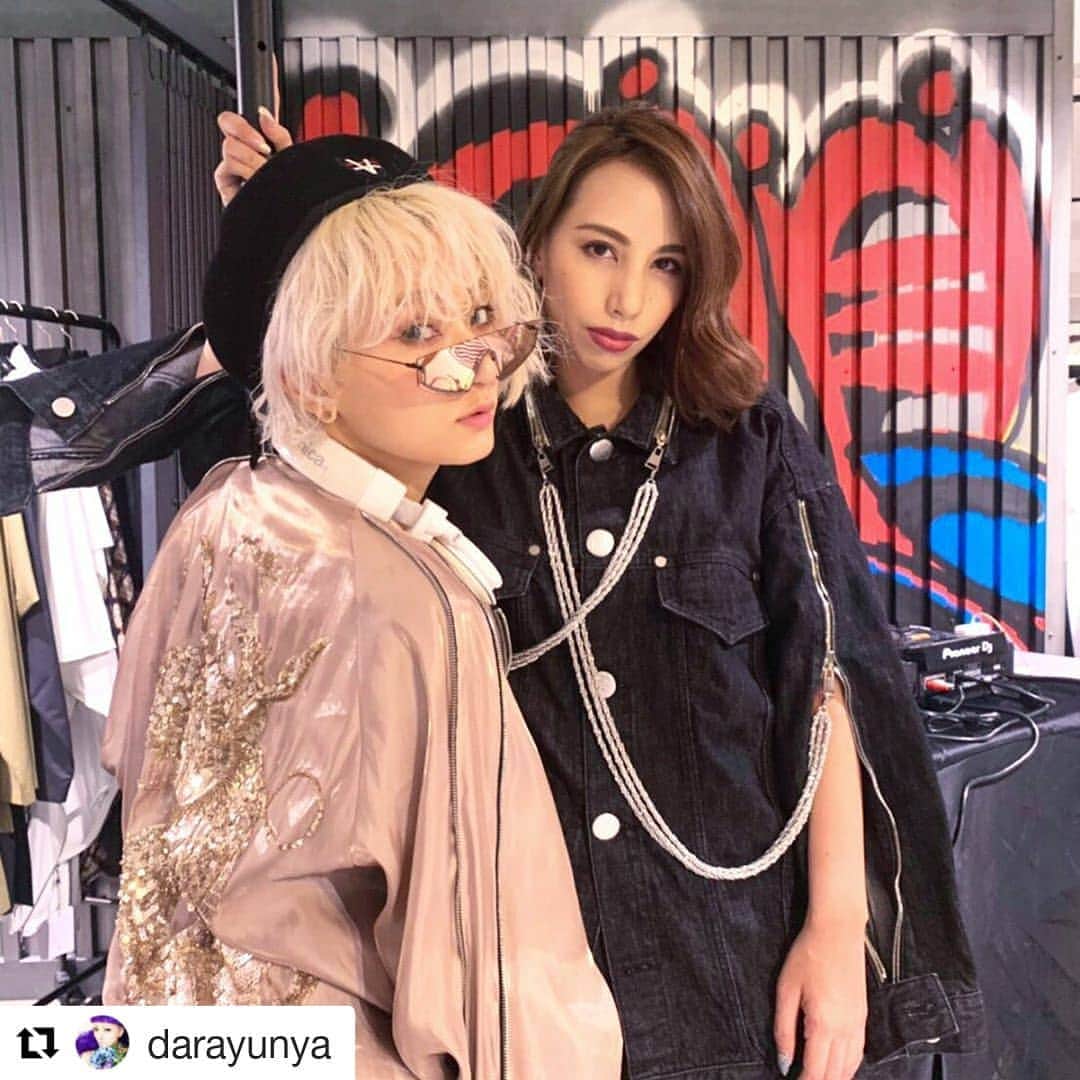 のインスタグラム：「Thank you @darayunya !!! She wears @italiaindependentofficial  Mod.0322.178.120  Thank you very much @acuodbychanu @chanu46 😎  #italiaindependent #ACUODbychanu  #Repost @darayunya (@get_repost) ・・・ @chanu46 くんの @acuodbychanu popupでDJしてきました！🎹🎻💿 ・ たくさん友達🤝が来てくれて嬉しかったなー🤤🤤❤️🥰🎉 終始ハッピーな会でした！🎉🎉💯 ・ popupは6/11まで 阪急メンズ東京@有楽町 @hankyu_mens_tokyo 6階に開催してるので是非！💐 この日着てるのも @acuodbychanu のSS新作のものー！❤️ サングラスは #italiaindependent だよ😎😎 #vogue踊れないのに踊ってるフリする #DJありがとうございました #トーキョーチュムチュム」