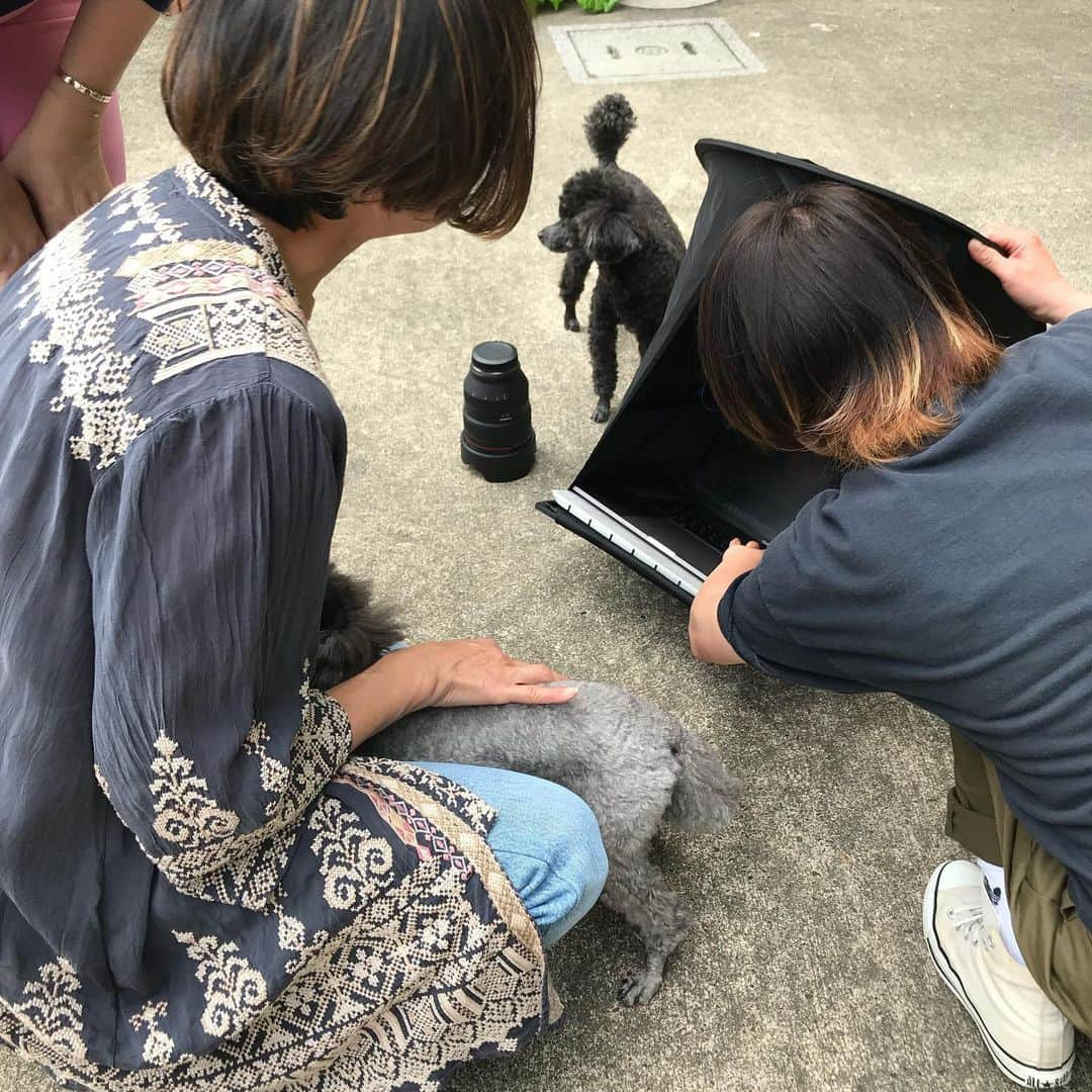 RIKACOさんのインスタグラム写真 - (RIKACOInstagram)「. おはよー静岡曇り☁️ロケしてるよー😊 . さて今日は金曜日🧡 RIKACO.S web magazineの日 なんやかんやで第5回目スタッフ共々撮影や編集自分達で頑張ってるよ〜😊 . 撮影も自宅でリアルなファッション！私物！スタイリストは私😃クッキングやらライフスタイルをよりリアルに伝えようではないか〜と🧡スタートさせました〜😃 . まだ見ていない方々は是非私のリアルなライフスタイルを覗きにインスタトップページのURLからアクセスして下さい👍 . 第5回目のテーマは大人のBOHOスタイル💙デニムでやりすぎないBOHOを提案してるよー😘 4枚目.5枚目は以前のデニム提案からのPCだよん💙 夕方5時にアップだから楽しみ⤴️😃😊ではまた後でねー . #rikaco_fashion  #rikacomagazine  #fashion  #fashionable  #love #cool  #healthy  #ファッション  #オシャレ #大人カジュアル  #デニムコーデ  #カジュアルコーデ  #ootd #happylife #followme  #❤️」6月7日 9時20分 - rikaco_official