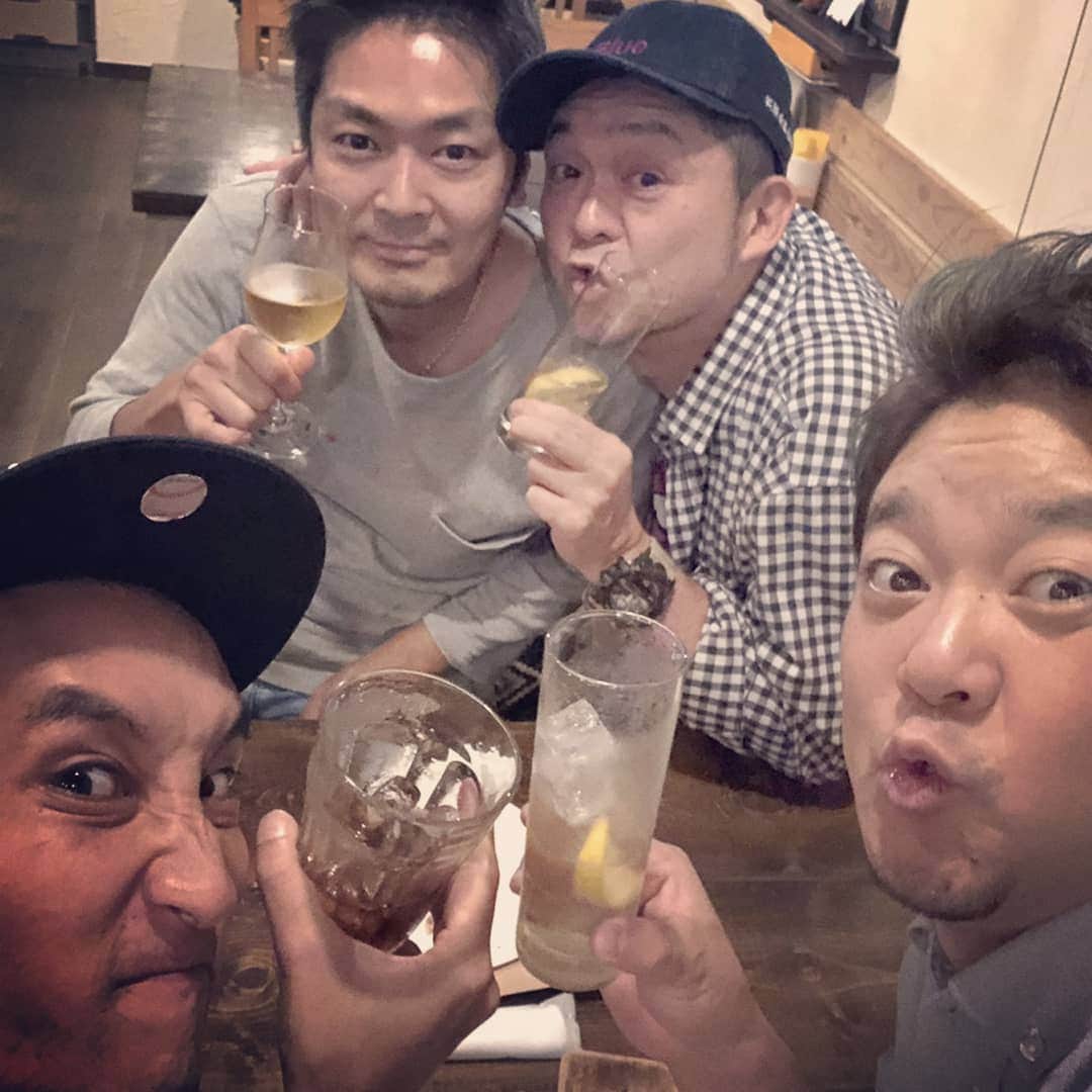 松本隆博のインスタグラム：「。 楽しい熱く語り感動涙した 宮崎の夜、なり。  芸能は水商売…バカにされる 時もあるけれど、 何処かで見知らぬ誰かが 僕らの活動で元気になって くれてるとしたならば、 僕らはそれだけで天を舞う。 続ける事だ、ただ続ける事だ。 続けてみろ！地味に泥臭く、 続けてみろ！…僕らは熱く 語ったのだ。」