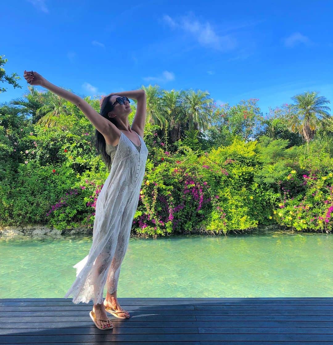 DJ JUICYのインスタグラム：「おはようございます🌞 初めて宮古島に来ました🙋🏻‍♀️🌺 お天気も良くてパワーチャージしまくり✌️✨ 昨日の夜は、天の川🌌が観れたよ🤩🌺 お洋服は @styleboatmarket ❗️ 実はコレ！ヨガウェア🧘‍♀️✨ レースで女性らしく、背中あいててセクシーなのに楽チン✌️お気に入りすぎてヘビロテしてます💕  #宮古島 #hotel #ALLAMANDA #シギラリゾートベイサイドスイートアラマンダ#goodmorning#fashion#juicystyley #ヨガウェア」