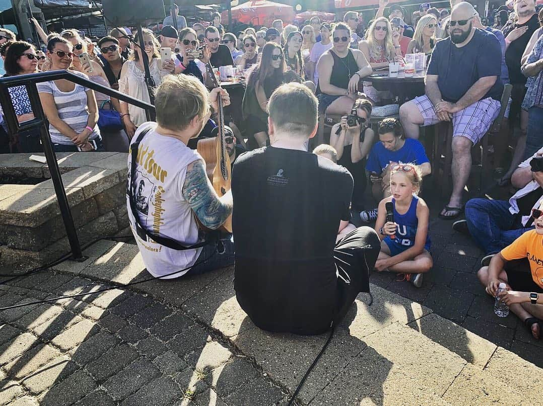 Shinedownさんのインスタグラム写真 - (ShinedownInstagram)「Played on the lake for @cities971radio today. We had a blast. A young girl named Anna requested “Misfits” so we asked her to sing it with us and handed her a microphone... Thanks for the sun Minnesota. It was a blast - @zmyersofficial」6月7日 9時22分 - shinedown