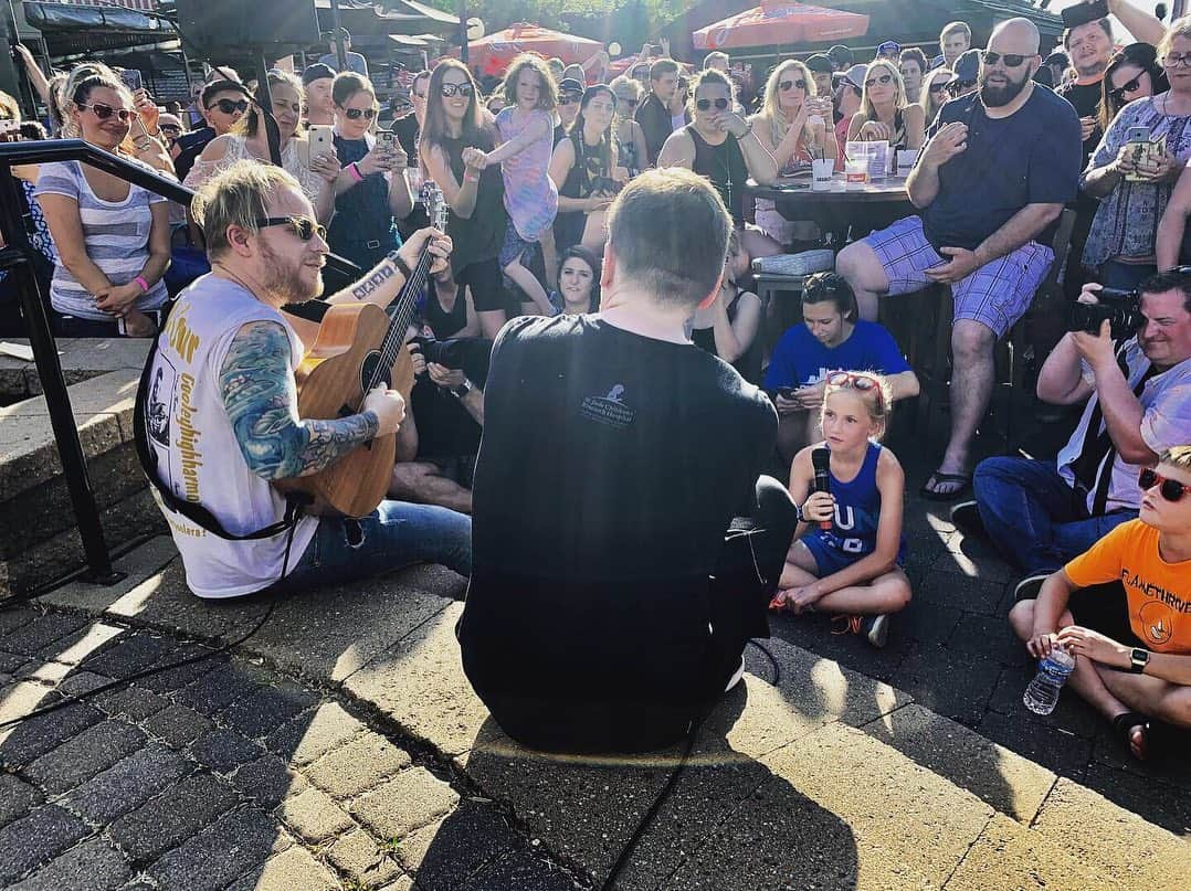 Shinedownさんのインスタグラム写真 - (ShinedownInstagram)「Played on the lake for @cities971radio today. We had a blast. A young girl named Anna requested “Misfits” so we asked her to sing it with us and handed her a microphone... Thanks for the sun Minnesota. It was a blast - @zmyersofficial」6月7日 9時22分 - shinedown