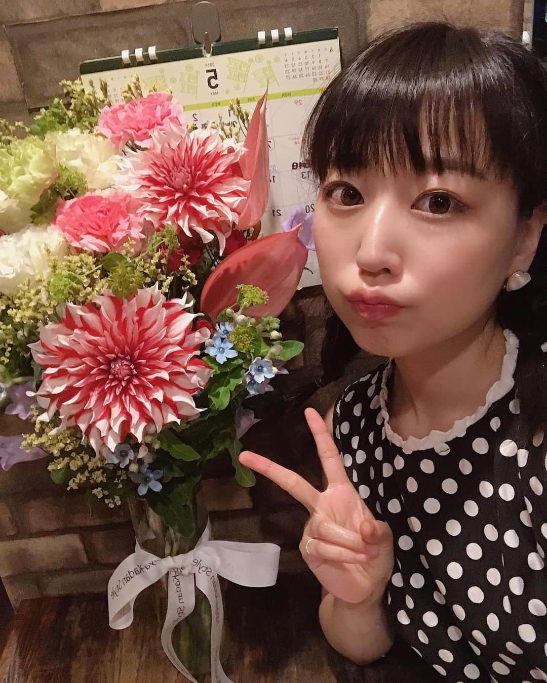 川崎芹奈さんのインスタグラム写真 - (川崎芹奈Instagram)「2019年5月31日(金) 川崎芹奈7th anniversaryワンマンライブ〜なないろのアコースティックPARTY♡〜 ありがとうございました♡ 満員御礼、たくさんの人に来ていただいて7年間の重みとみんなの暖かさを感じることができました。ゲストには大好きで尊敬する後輩のKOTOちゃんが来てくれたり、同志のともろんがメッセージを読んでくれたり、メンバーが観に来てくれたり、今までのわたしがぎゅっと詰まった、芸能活動を続けてきて良かったと心から思える時間でした。大きな１つの節目になりました。ぽんこつで本当になにも、なに１つできなかったわたしが、自分で作詞作曲をしたオリジナル曲を歌えるまでになりました。それは技術の問題だけでなく、常に近くで大事にわたしを見てくれたみんながいたからです。まっすぐに人間として成長してこれました。  まだまだやりたい事がたくさんあります。ひとつひとつ叶えていきたい！  応援してる時間に、期間なんて関係なくて、7年の中で少しでも川崎芹奈を好きになって、想ってくれたみんなのおかげで今があるんです。 だから、本当にありがとう😭♡ これからもずっと見守ってくれたら嬉しいです。 その分みんなの人生をしっかり色づけていきたいなぁって思ってるよ🌸  8年目もよろしくお願いします✨ -セットリスト-  青い春 流星にのって MC 瑠璃色の地球 withKOTOちゃん 渋谷セレナーデ 雨の道玄坂 I'llprayforyou ギザギザのロンリナイ(KOTO) プラトニックプラネット(KOTO) たんぽぽの僕は(KOTOちゃんとコラボ) MC 目黒川(お披露目のオリジナル) グッバイ、ブルー 二人 MC 22世紀 バラ色の日々 ヤングスナック芹奈へようこそ アンコール おまもり(ママへのオリジナル曲) サイボーグ」6月7日 9時29分 - serina_yss