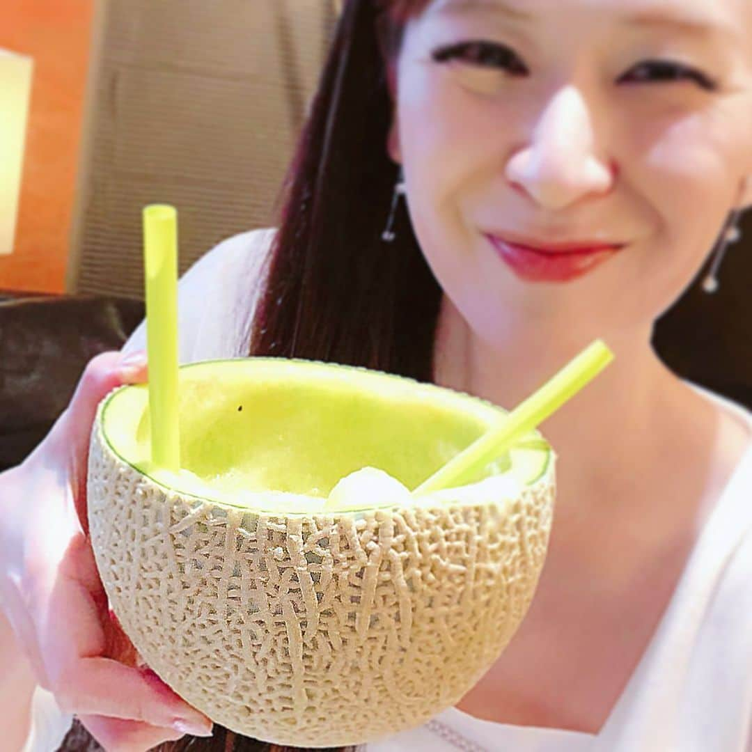 里井真由美さんのインスタグラム写真 - (里井真由美Instagram)「メロンポンチ🍈💚 @thelivingchidori 「ザ・リビング」さんの新作発表会②でーす‼️ ・ ・ すごくすご〜く香り良いの♪ コロコロくり抜かれたメロンちゃん🍈とドラゴンフルーツ、ライチのアイスも入っていて 爽やかです。 ・ ・ メロンとライチが合わさると、なんとも高貴な華やかな香りがする(気がする) ・ ・ で、最後はストローさして、シュワシュワーッと飲んでくださいね🍈💚 ・ ・ ③に続く....💚 ・ ・ #ザリビング#パフェ#メロン #鉾田メロン#熊本メロン#メロンポンチ#里井真由美#1級フードアナリスト里井真由美 #ありが糖運動」6月7日 9時45分 - mayumi.satoi