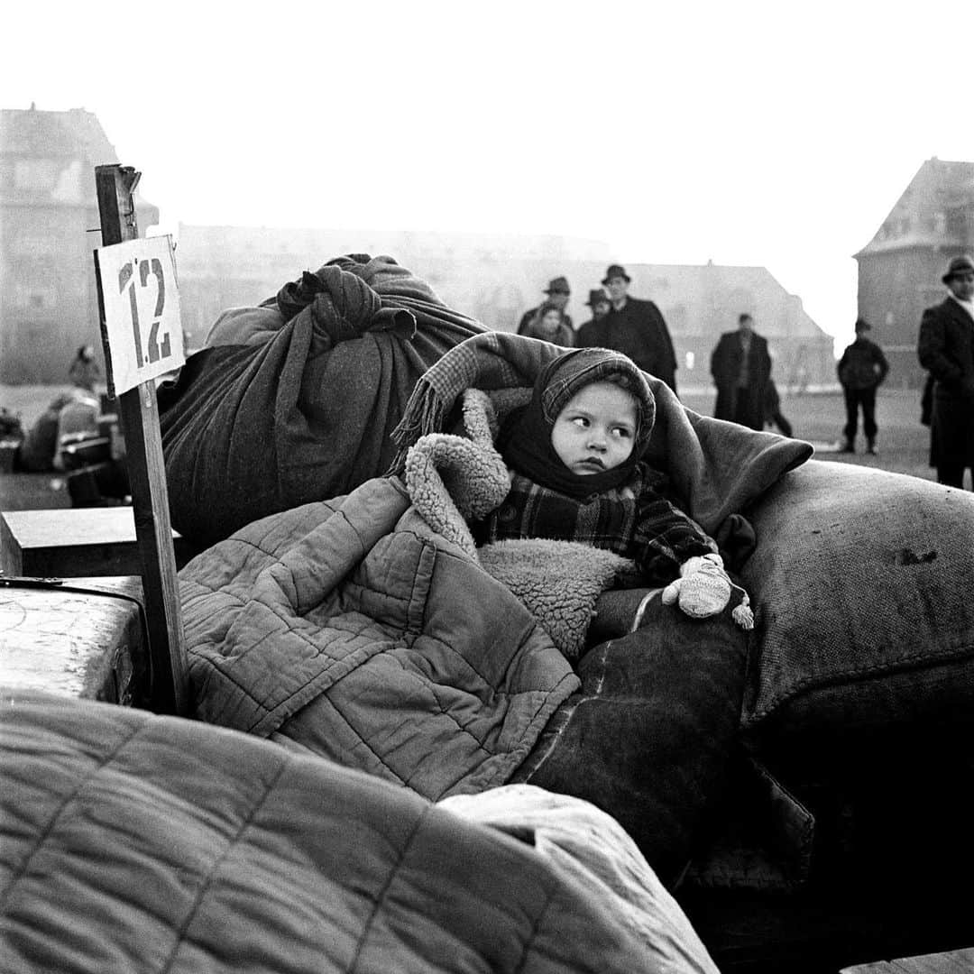 unicefさんのインスタグラム写真 - (unicefInstagram)「#ForEveryChild, peace.  World War II turned millions of children’s lives upside down. From blankets to food, we were on the ground providing essential supplies and support. #ThrowbackThursday 📷: © UNICEF Vachon / unknown」6月7日 9時53分 - unicef