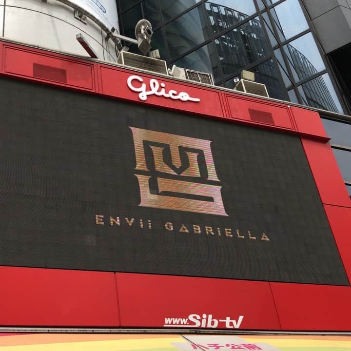 HIDEKiSMのインスタグラム：「今週は #豪華ネェサンウィーク  6月5日〜7日まで、渋谷のヴィジョンを9基ジャックしました！ 歌い始めてから夢見てきたことが、1つずつ叶っていく。 それは誰かに、ひできはまだ歌っていていいんだよって背中を押してもらえている気がする。 まだまだ叶えたいことはたくさんある。ヴィジョンは本日まで！ そして今日から3日間、トラック🚚 走ります。 これは本当にヤバい。 諦めるな。戦え。って、 言われてる気がする。  #enviigabriella #souljuice #hidekism #kamus #gay #lgbt #highheel #heels #music #dance #fashion #art #entertainment #オネエ #エンガブ #tokyo #japan #planchime #ENGAB #豪華ネェサン」