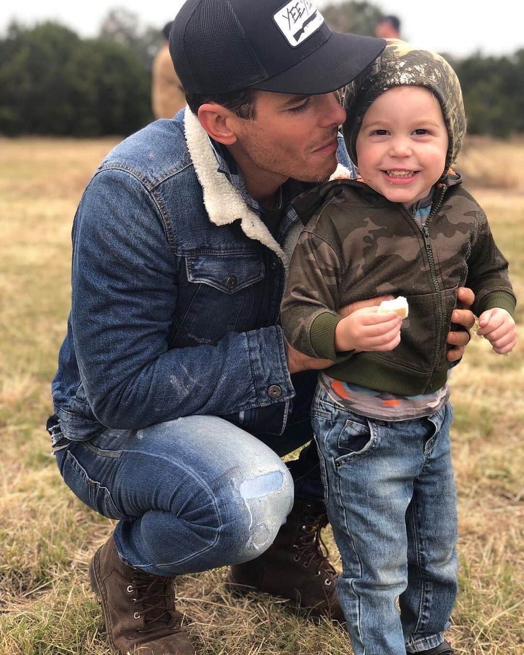 E! Onlineさんのインスタグラム写真 - (E! OnlineInstagram)「Rest in peace to River Kelly Smith, Granger Smith's 3-year-old son who died in a drowning accident. 💔 (📷: Instagram)」6月7日 9時47分 - enews