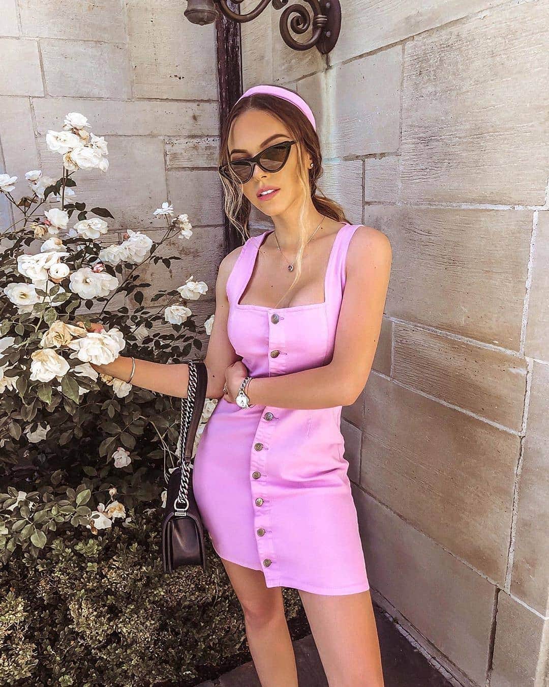 ミンクピンクさんのインスタグラム写真 - (ミンクピンクInstagram)「Pink isn't just for Wednesdays 💕😏 @evelinayoung wears our Lexi Mini Dress - tap to shop in the melon colourway」6月7日 9時47分 - official_minkpink