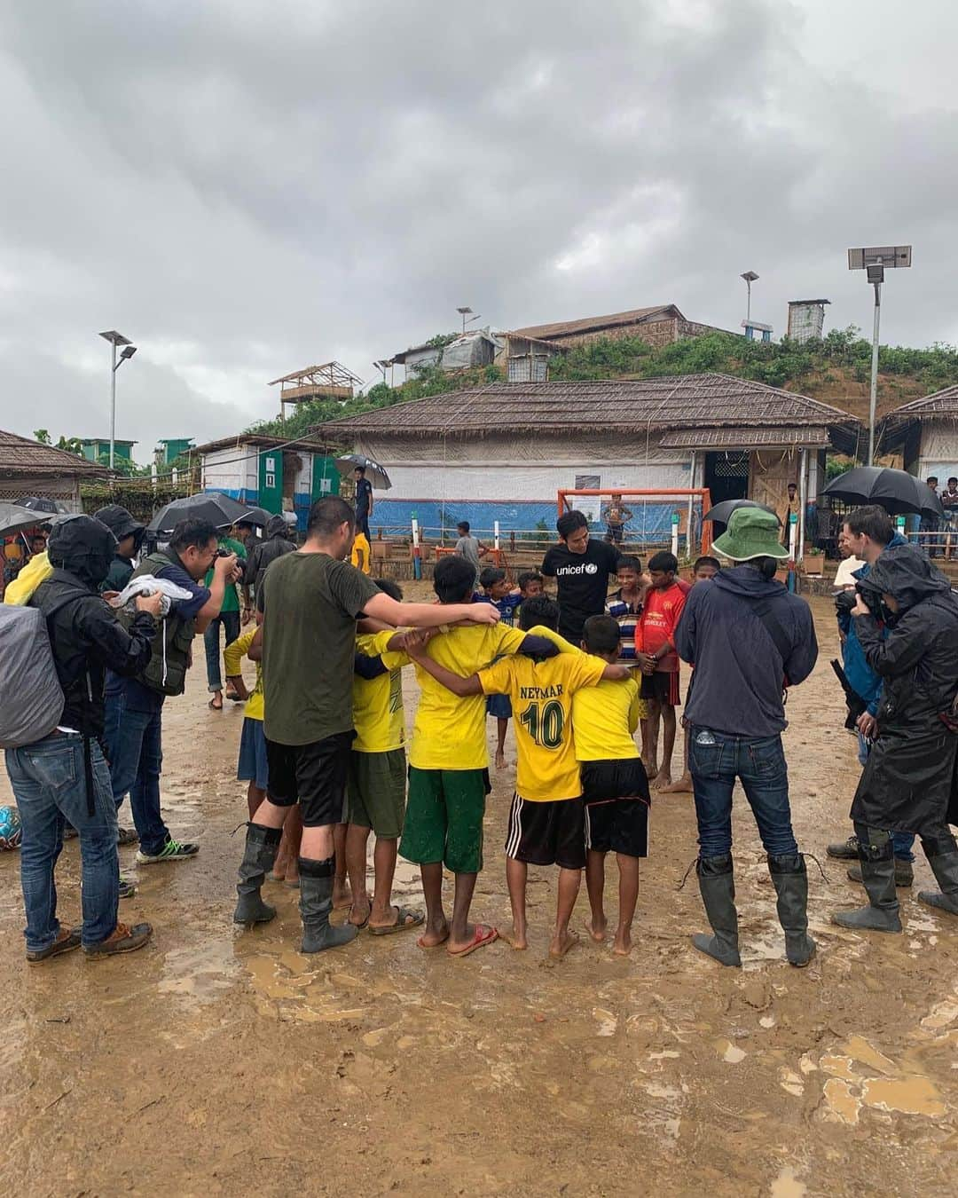 長谷部誠さんのインスタグラム写真 - (長谷部誠Instagram)「*** @unicef  @unicefinjapan  #rohingya  #ロヒンギャ難民  #難民キャンプのような #厳しい環境の中でも #精一杯生きようとする #小さな小さな命  #泥んこサッカー  #サッカーは世界共通言語  #子どもたちの笑顔  #子どもたちの未来への可能性を広げること #それが私たちの使命」6月7日 9時51分 - makoto_hasebe_official