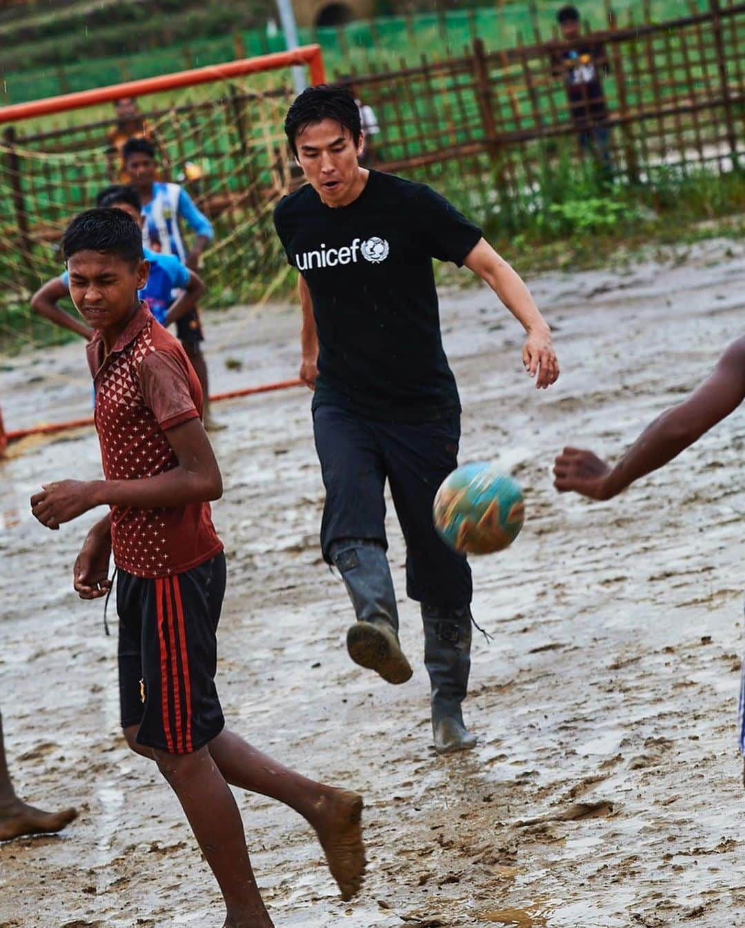 長谷部誠さんのインスタグラム写真 - (長谷部誠Instagram)「*** @unicef  @unicefinjapan  #rohingya  #ロヒンギャ難民  #難民キャンプのような #厳しい環境の中でも #精一杯生きようとする #小さな小さな命  #泥んこサッカー  #サッカーは世界共通言語  #子どもたちの笑顔  #子どもたちの未来への可能性を広げること #それが私たちの使命」6月7日 9時51分 - makoto_hasebe_official