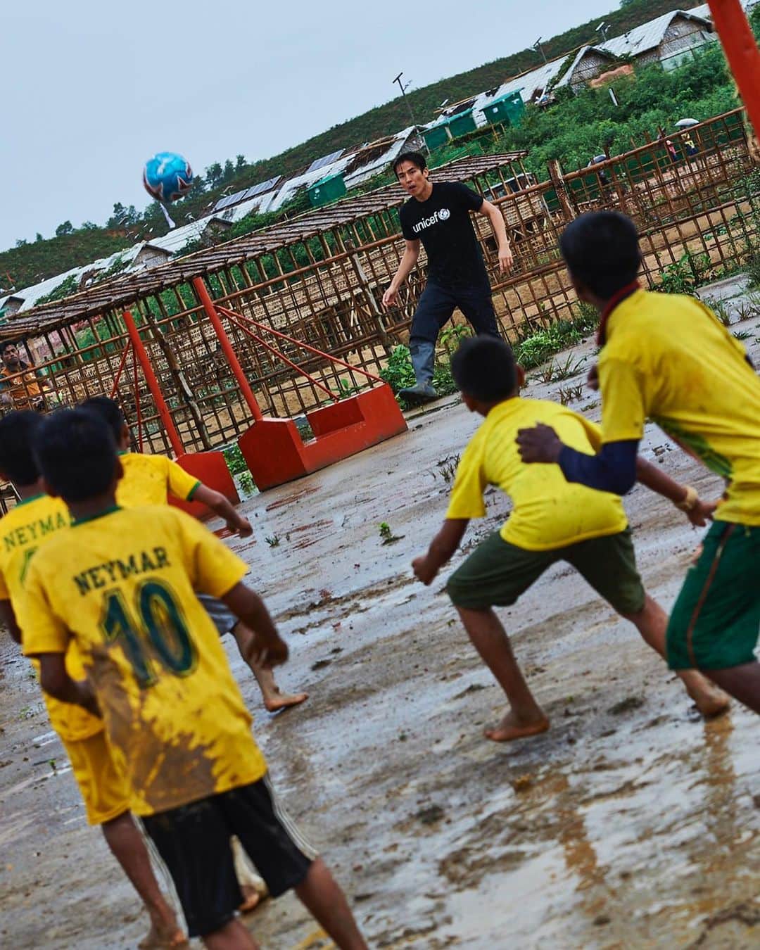 長谷部誠さんのインスタグラム写真 - (長谷部誠Instagram)「*** @unicef  @unicefinjapan  #rohingya  #ロヒンギャ難民  #難民キャンプのような #厳しい環境の中でも #精一杯生きようとする #小さな小さな命  #泥んこサッカー  #サッカーは世界共通言語  #子どもたちの笑顔  #子どもたちの未来への可能性を広げること #それが私たちの使命」6月7日 9時51分 - makoto_hasebe_official