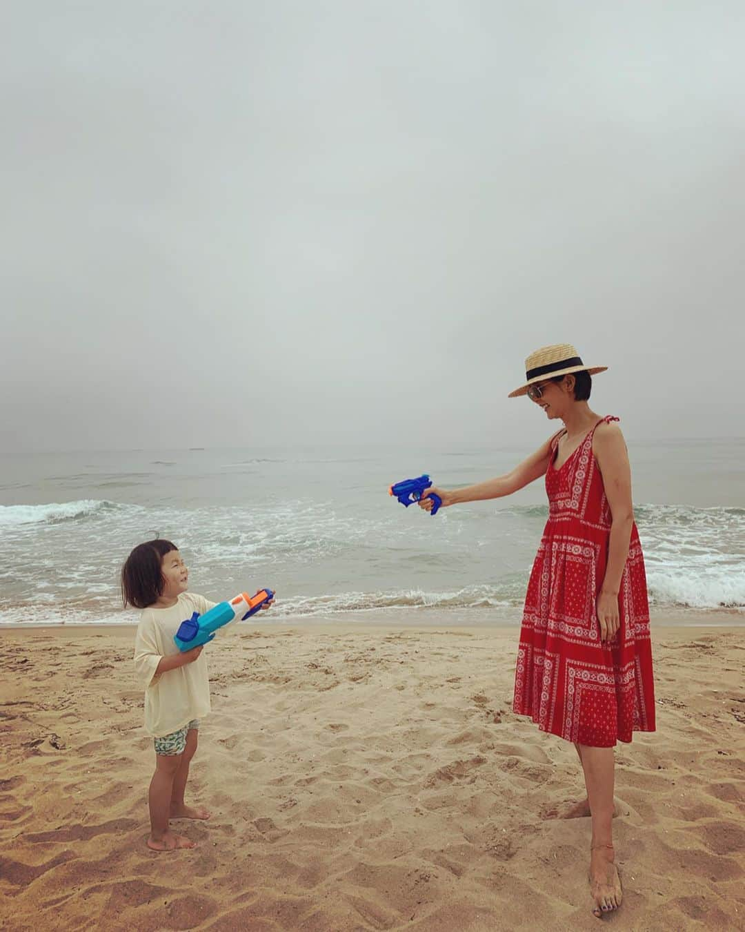 キム・ナヨンさんのインスタグラム写真 - (キム・ナヨンInstagram)「봐주는 건 없다 🔫 저희는 강원도 고성에 왔는데 맛집멋집 소개해주세요 ❤️」6月7日 9時58分 - nayoungkeem