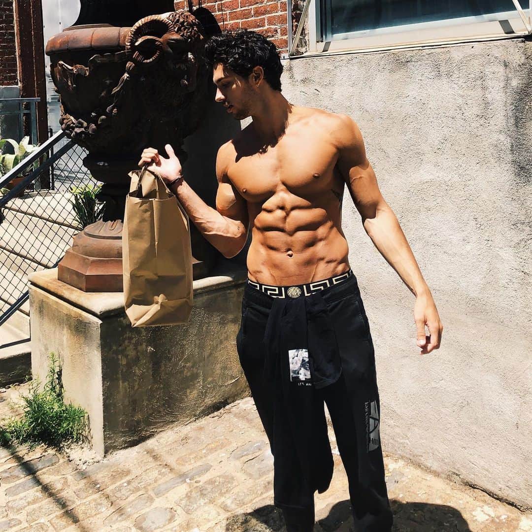 Steven Kellyのインスタグラム：「When you’re on set and lunch arrives 😀」