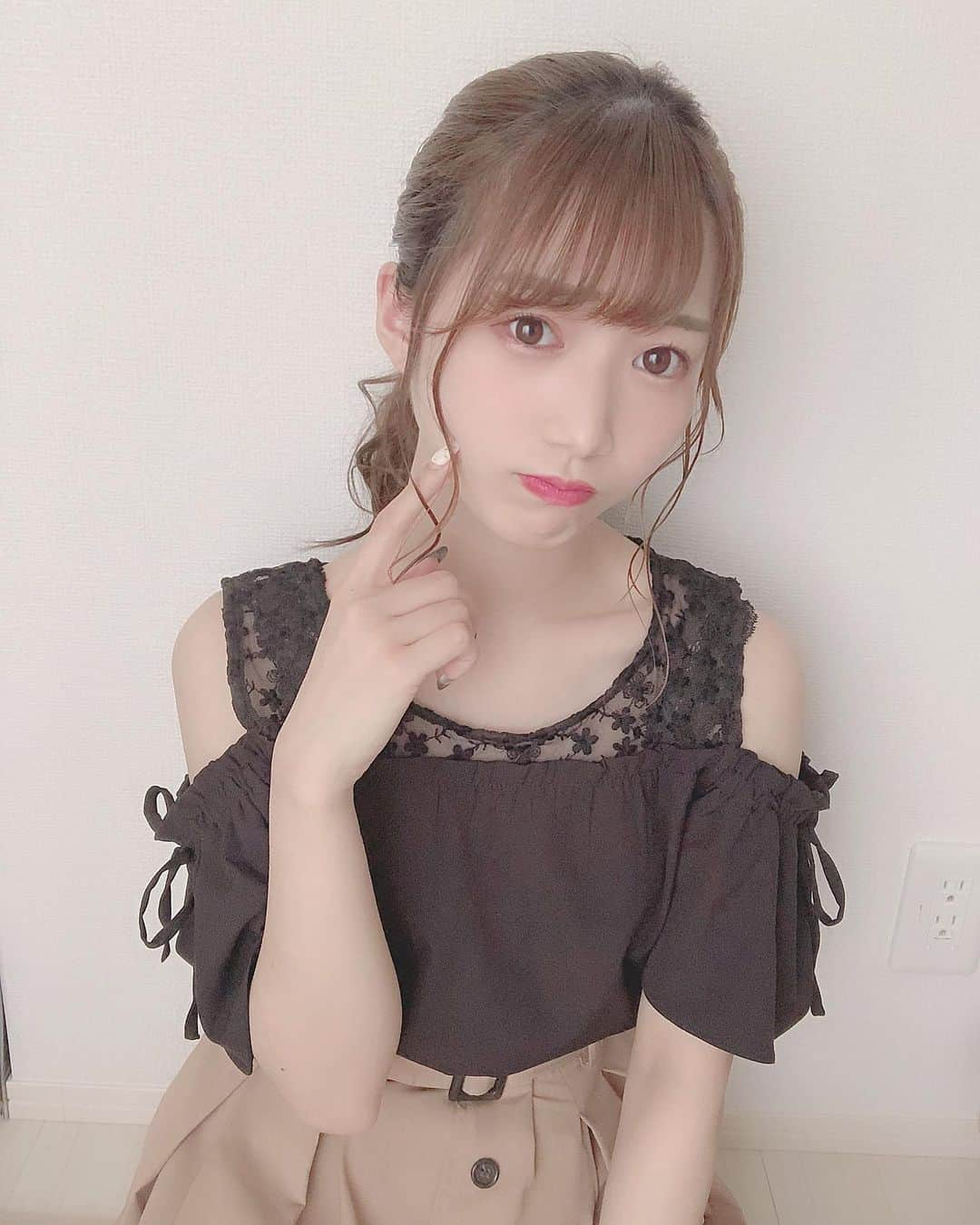 阪上彩香さんのインスタグラム写真 - (阪上彩香Instagram)「大人っぽい？💭 ･ ･ ･ #アイドル #idol #ベージュコーデ #ブラウンコーデ #niceclaup #Heather #heather  #ingni #イング #ヘアアレンジ #ヘアアレンジ簡単 #巻き髪 #大人ヘア #大人ヘアアレンジ #ポニーテール #おくれ毛 #155cmコーデ #映え #インスタ映え #instgood #instlike #instfashion」6月7日 10時04分 - ayaka_skgm