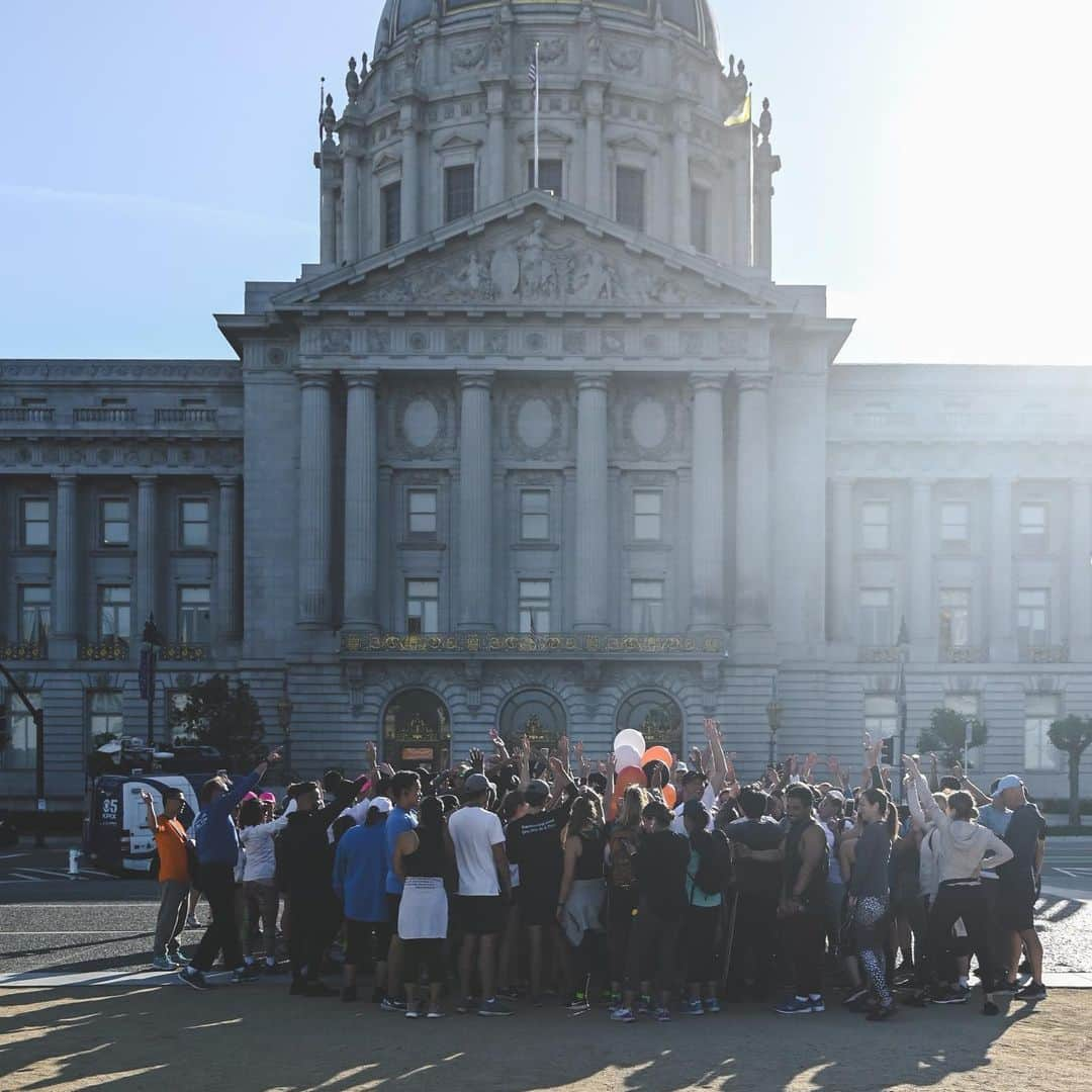 lululemonさんのインスタグラム写真 - (lululemonInstagram)「High fives all around—the world. Yesterday, 50,000 of you came together to clock 425,525 kilometres. Whether it was for the workout, the connection, the post-race beers or the @Strava badge, what really matters is that you got out there. Let’s not wait until the next #GlobalRunningDay to do it again. Join the club and let’s keep the good times runnin’—link in bio.」6月7日 10時09分 - lululemon