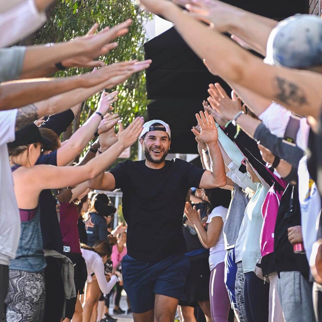 lululemonさんのインスタグラム写真 - (lululemonInstagram)「High fives all around—the world. Yesterday, 50,000 of you came together to clock 425,525 kilometres. Whether it was for the workout, the connection, the post-race beers or the @Strava badge, what really matters is that you got out there. Let’s not wait until the next #GlobalRunningDay to do it again. Join the club and let’s keep the good times runnin’—link in bio.」6月7日 10時09分 - lululemon