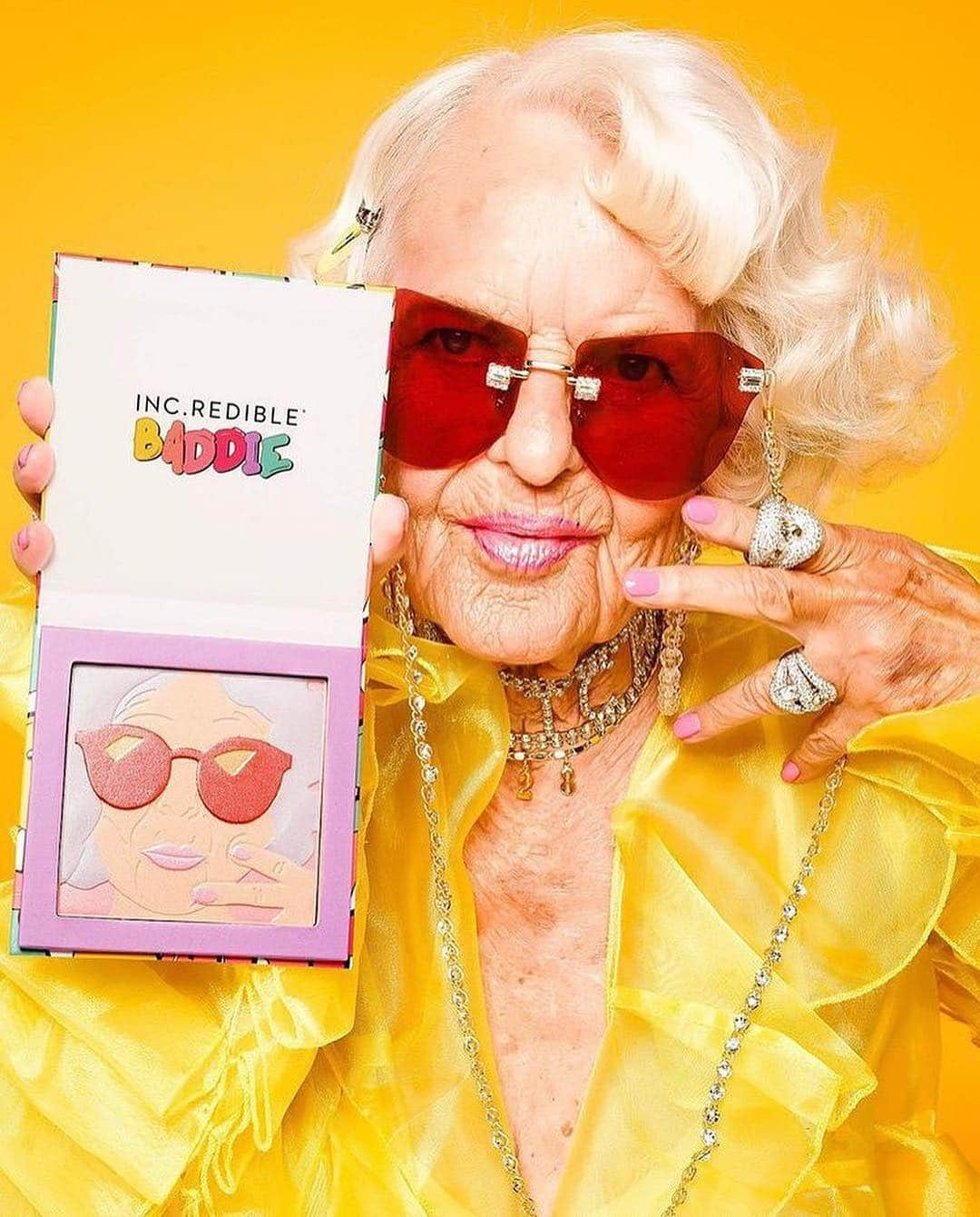 セフォラさんのインスタグラム写真 - (セフォラInstagram)「#Regram @incrediblecosmetics ・・・ Want badass beaming skin? ✨ Meet @baddiewinkle’s got the gold 💰 A velvet soft pressed highlighter palette that will get y'all glowing 👵🏼💕 Available at Sephora ✌️」6月7日 10時28分 - sephora