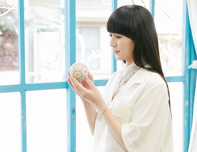 Perfumeさんのインスタグラム写真 - (PerfumeInstagram)「English version of Kokontozai: KASHIYUKA’s Shop of Japanese Arts and Crafts on @casabrutus is now up! In this issue she traveled to Kagawa prefecture to visit a workshop making Sanukikagari Temari, a local, traditional toy made using exquisite cotton yarn. Link in bio. #prfm」6月7日 10時21分 - prfm_official