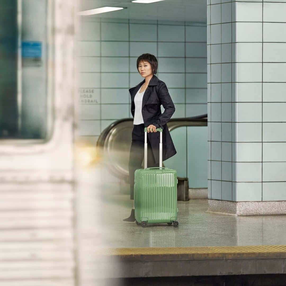 LVMHさんのインスタグラム写真 - (LVMHInstagram)「“Never Still” by @rimowa – Yuja Wang Continuing its purposeful journey, RIMOWA unveiled its latest brand campaign, “Never Still” featuring basketball legend, @kingjames. The select cast – LeBron James (@kingjames), Kim Jones, Artistic Director Dior Men’s (mrkimjones) and Yuja Wang (@yujawang.official), pianist prodigy – celebrates the collective mindset that has made them who they are – a fundamental belief that mastery is a never-ending journey and that no one builds a legacy by standing still.  _ #RIMOWA #NeverStill #YujaWang」6月7日 1時35分 - lvmh