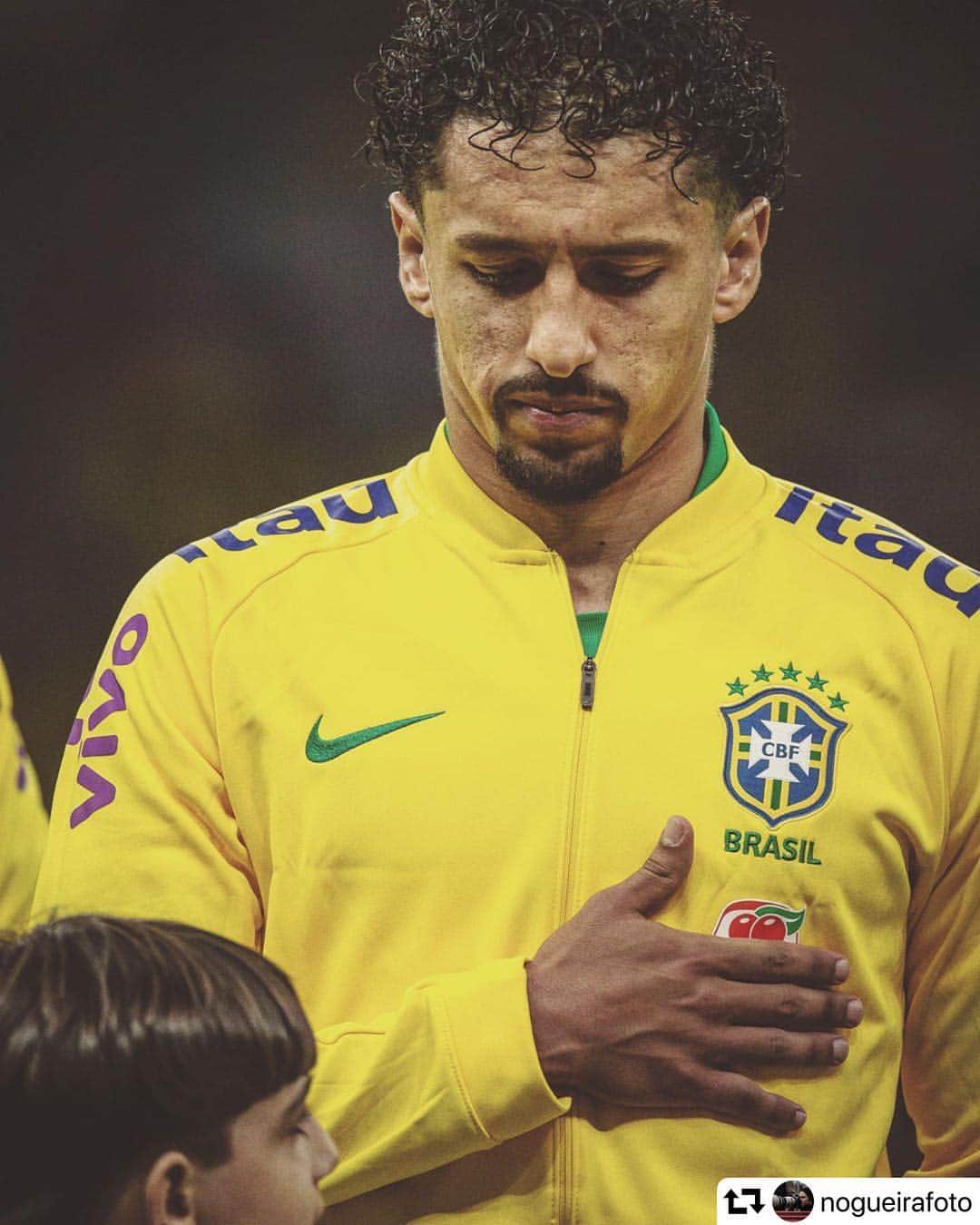 マルコス・アオアス・コレアのインスタグラム：「🇧🇷 Bem demais @nogueirafoto sequência 🔝👌🏽 #repost @nogueirafoto ・・・ @marquinhosm5 ensina garotinho 👦🏻 a colocar mão 🖐🏻 sobre o coração ❤️ durante a execução do hino nacional 🇧🇷 antes da partida amistosa entre a @cbf_futebol e a seleção do Catar, em Brasília. Deslize pro lado para ver toda a sequência ➡️😉. . 📷 @nogueirafoto . #brasil #futebol #football #soccer #photography #kids」