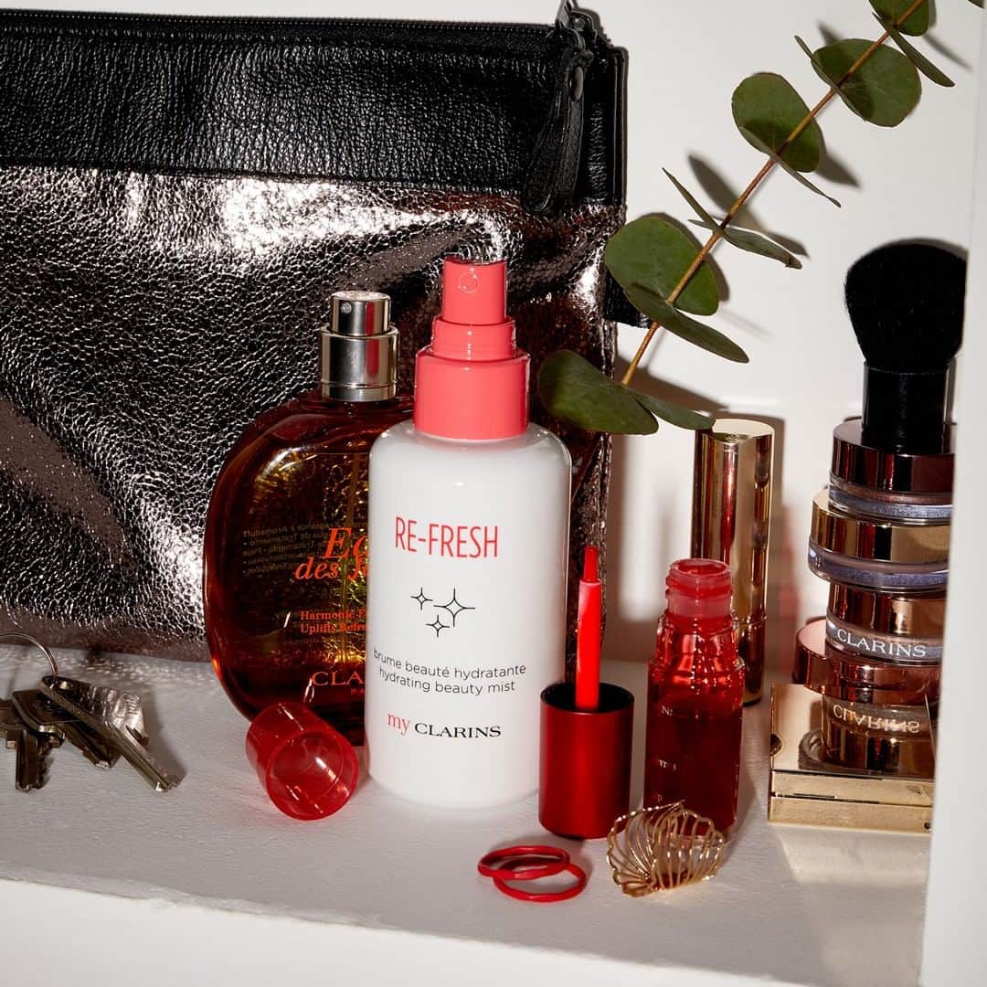 ClarinsUKさんのインスタグラム写真 - (ClarinsUKInstagram)「What's on your #shelfie? We're love spritzing the @myclarinsofficial Re-Fresh Hydrating Beauty Mist to invigorate the skin and Eau des Jardins for a sense of zingy calm. #Clarins #ItsAllAboutYou」6月7日 1時30分 - clarinsuk