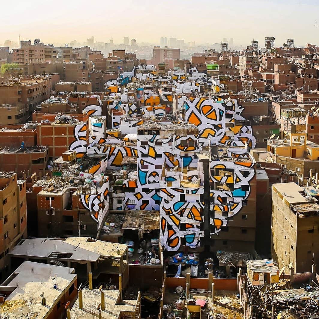 TED Talksのインスタグラム：「This mural depicts calligraphy of a quote by Saint Athanasius of Alexandria that states, “Anyone who wants to see the sunlight clearly needs to wipe his eyes first.” Artist and @TEDFellow eL Seed painted this incredible piece across 50 different buildings, and you have to go to a nearby mountain to see it fully. It’s located in a neighborhood of Cairo known as Garbage City, and eL Seed chose that Saint Athanasius of Alexandria quote to break the negative stereotypes of the people who live there. “If you want to go to a place and know its people, you cannot judge them without knowing them,” he says. Learn more about this project at go.ted.com/perception and follow @elseed」
