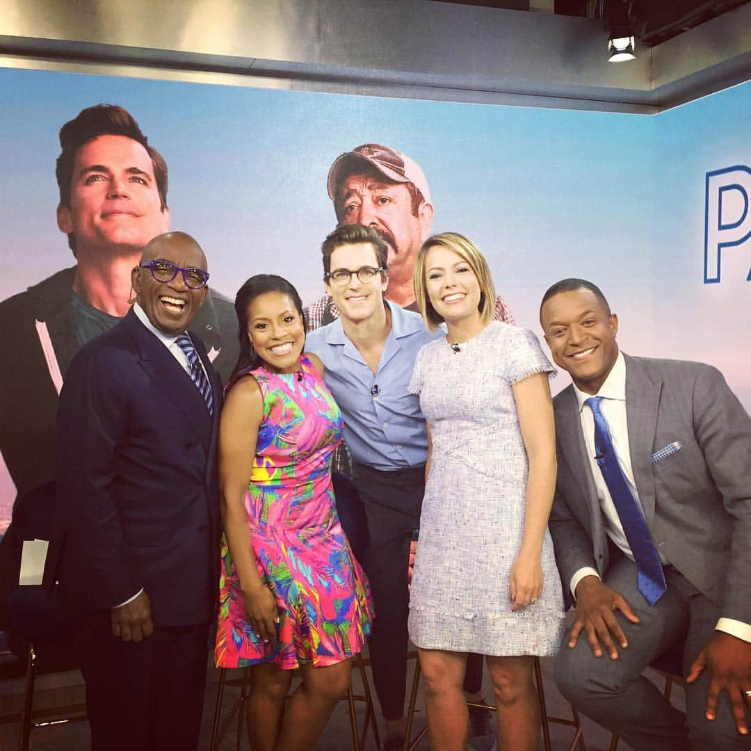 マット・ボマーさんのインスタグラム写真 - (マット・ボマーInstagram)「Always love seeing this crew! (Even though I look like I have a beer belly in this photo). Thank you for having me @todayshow #papichulofilm」6月7日 1時37分 - mattbomer