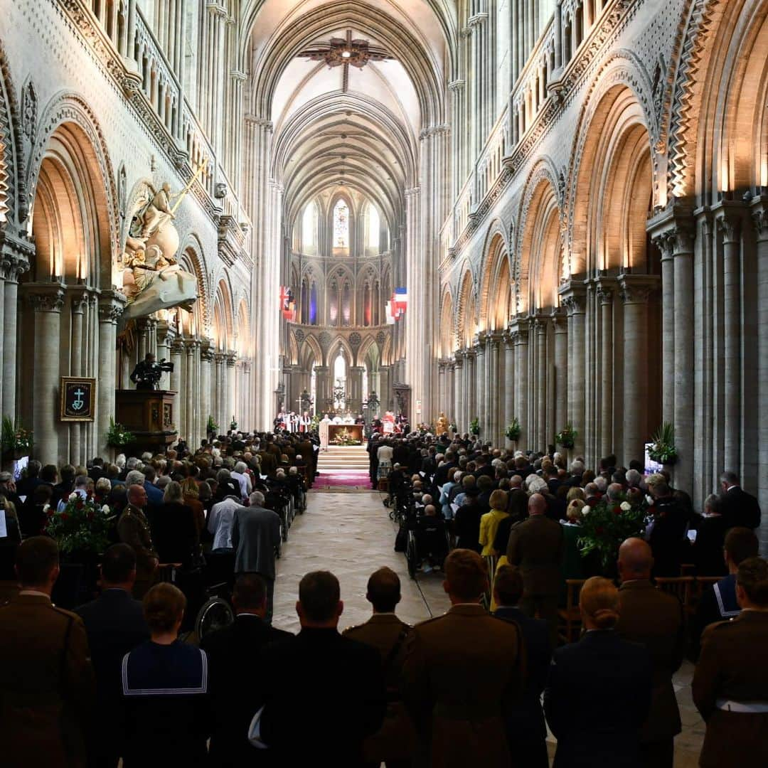 クラレンス邸さんのインスタグラム写真 - (クラレンス邸Instagram)「Today, The Prince of Wales and The Duchess of Cornwall attended engagements in Normandy to commemorate #DDay75. On 6th June 1944, allied forces landed on the beaches in Normandy, launching one of the largest military operations in history. To begin, Their Royal Highnesses attended the @royalbritishlegion Service of Remembrance at Bayeux Cathedral. Following this, The Prince and The Duchess attended the British Legion Service of Remembrance at @commonwealthwargraves in Bayeux, where His Royal Highness laid the first wreath at the Cross of Sacrifice. #DDay75」6月7日 1時38分 - clarencehouse