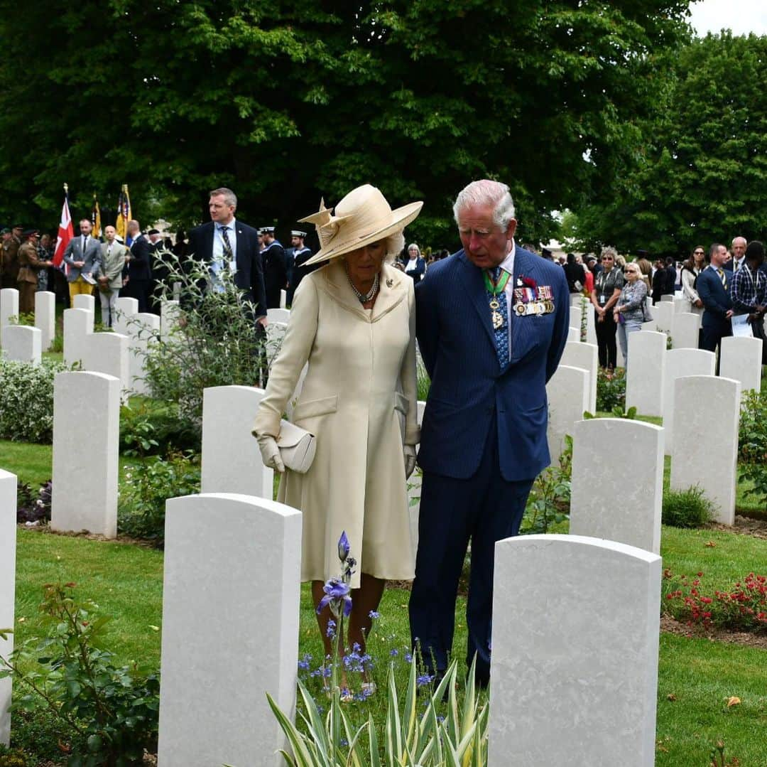 クラレンス邸さんのインスタグラム写真 - (クラレンス邸Instagram)「Today, The Prince of Wales and The Duchess of Cornwall attended engagements in Normandy to commemorate #DDay75. On 6th June 1944, allied forces landed on the beaches in Normandy, launching one of the largest military operations in history. To begin, Their Royal Highnesses attended the @royalbritishlegion Service of Remembrance at Bayeux Cathedral. Following this, The Prince and The Duchess attended the British Legion Service of Remembrance at @commonwealthwargraves in Bayeux, where His Royal Highness laid the first wreath at the Cross of Sacrifice. #DDay75」6月7日 1時38分 - clarencehouse