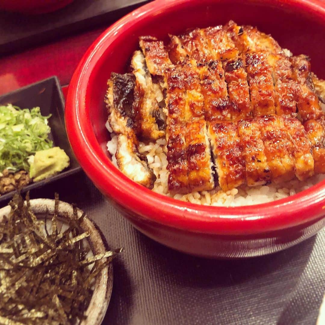 堀井亜生さんのインスタグラム写真 - (堀井亜生Instagram)「短い滞在でしたが、名古屋めしにありつけました🍚  ひつまぶし。 ちゃんと食べたことなかったのですが、すごく美味しかったです❣️ うな重とは違う良さがある。  まだ知らない美味しいものあるんですねー。  思い出してお腹減る…  #今帰宅  #名古屋出張  #ひつまぶし」6月7日 1時38分 - aoi_horii