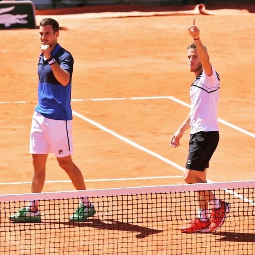 ギド・ページャのインスタグラム：「Fin de Roland Garros para mi, la verdad que fue el año más especial de todos por la cantidad de partidos que jugué y lo bien que la pasé durante estas 3 semanas. Muchas gracias @dieschwartzman por el aguante me encantó jugar con vos. Ahora a casita a disfrutar de unos días y preparar la gira de pasto」