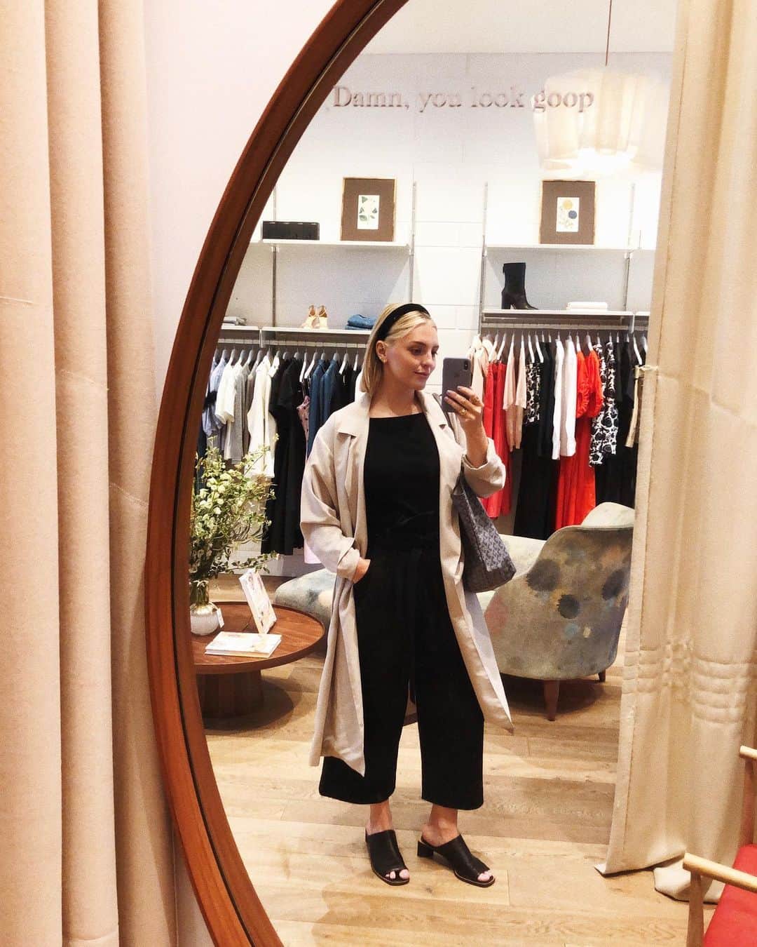 Estée Lalondeのインスタグラム：「Just browsin’ 🖤」