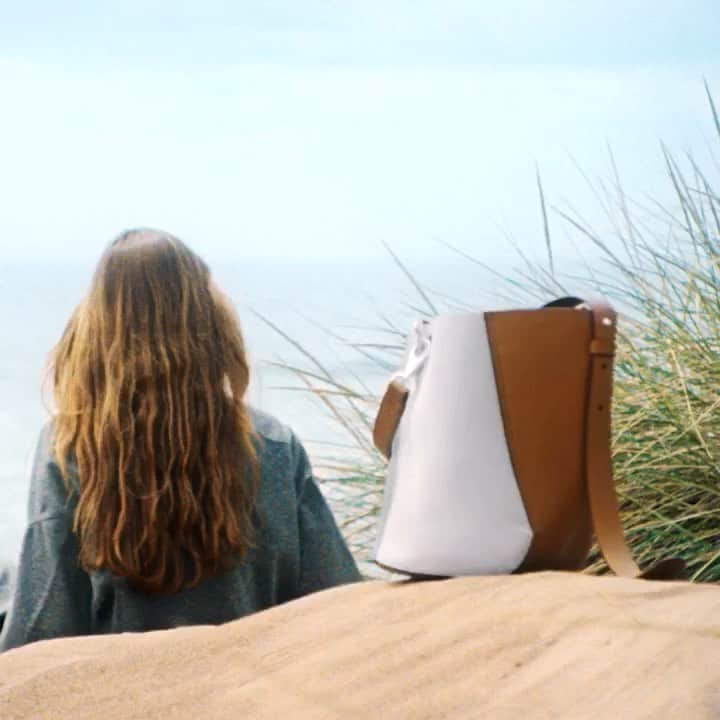 ランバンのインスタグラム：「THE HOOK — The mini version of the #LanvinHook bag, crafted in pale blue and caramel. Film by @quentinsaunier  #LanvinFW19」