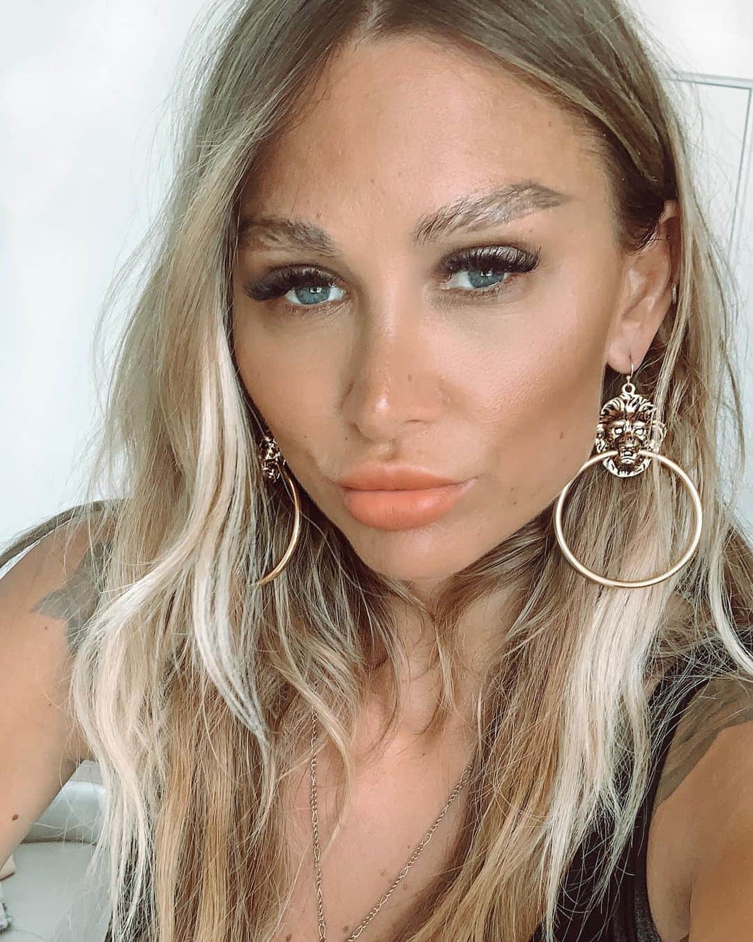 ルー・ティーズデールのインスタグラム：「💋Ibiza beauty breakdown💋 SKIN & EYES @benefitcosmeticsuk Hoola in Caramel. TAN @tanologisttan instaglow BROWS @benefitcosmeticsuk “precisely brows” in 3.5 LIPS @lordandberry_official crayon in blush. 🍑」