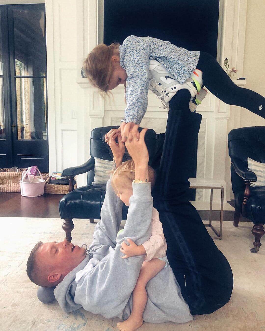 People Magazineさんのインスタグラム写真 - (People MagazineInstagram)「Daddy-daughter time! 💕 Macklemore and his two girls, Colette and Sloane, are proving there's nothing better than hanging out with dad. | #Regram @macklemore」6月7日 1時47分 - people